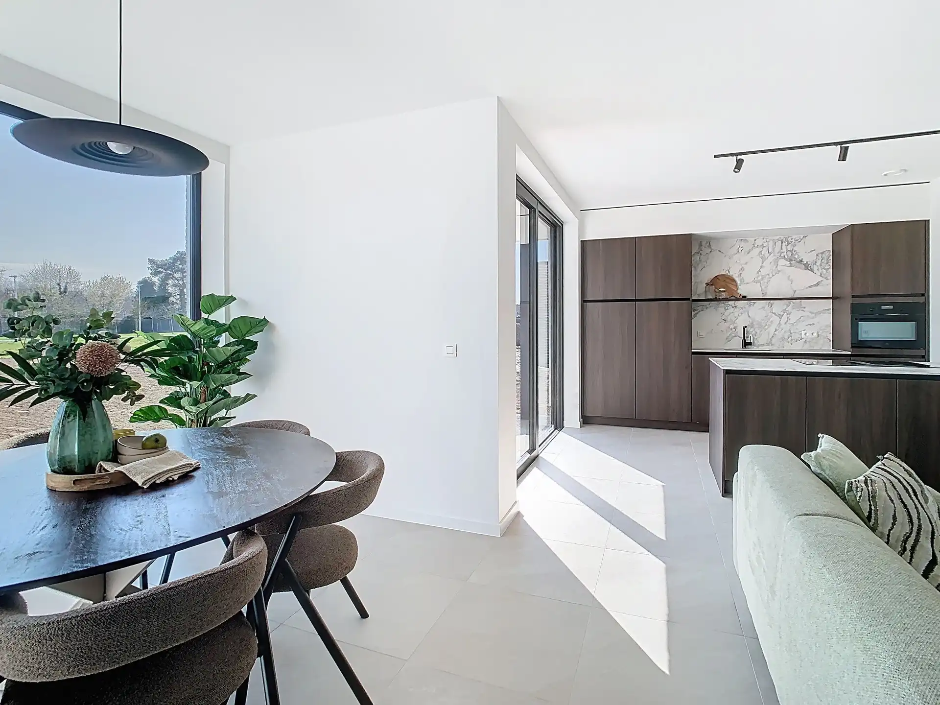 Moderne halfopen gezinswoning met 3 slaapkamers, ruime tuin en garage foto 2