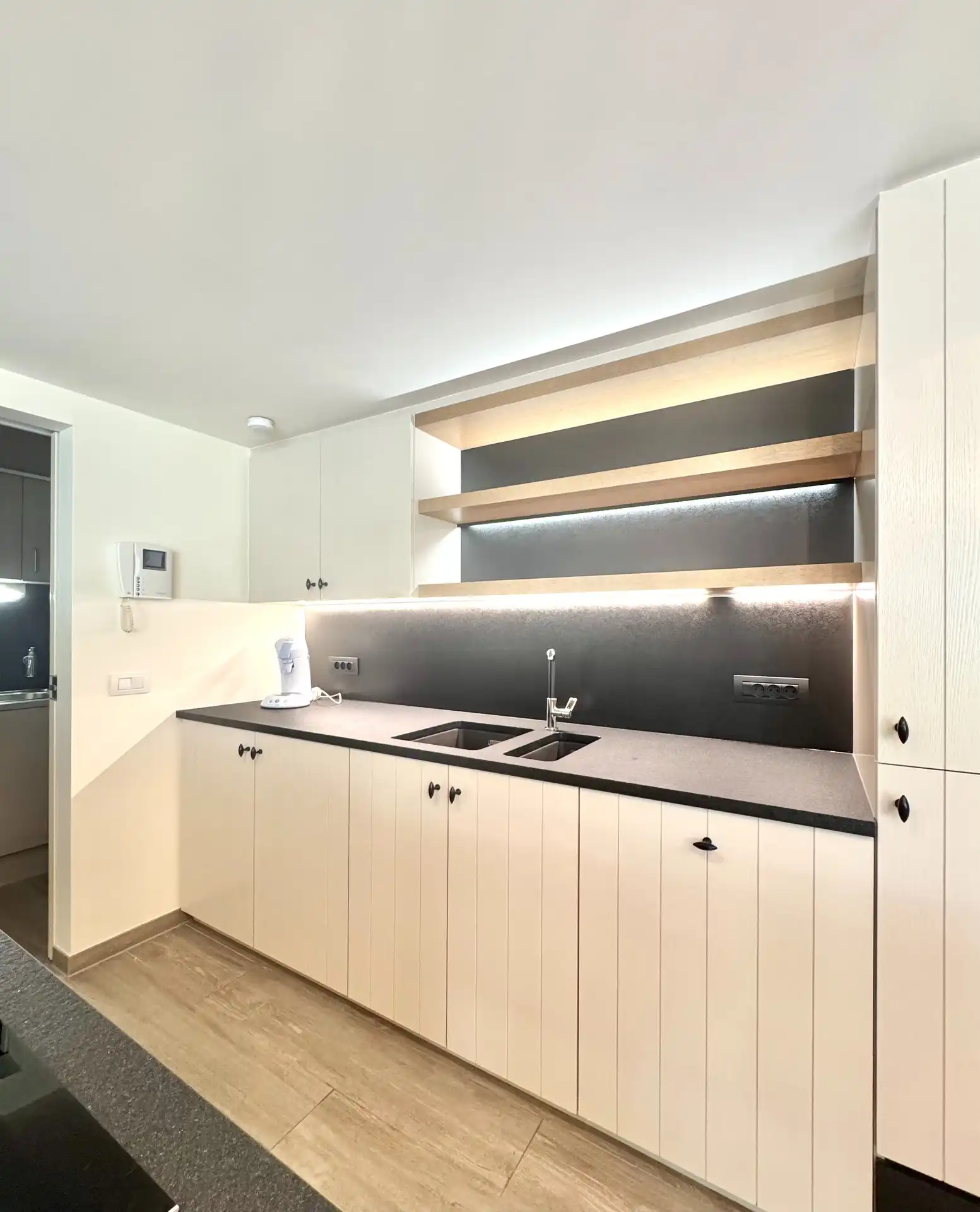 RUIM APPARTEMENT | OVERDEKTE AUTOSTAANPLAATS |TUIN | TERRAS | 130 M² foto 12