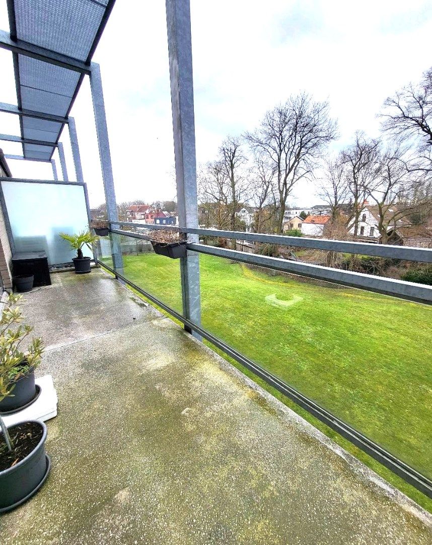Schitterend appartement (3de verdieping) met ruim terras....buiten stadscentrum. foto 22