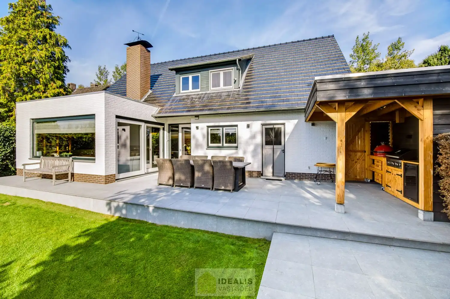 IDEALIS VASTGOED – EEN HUIS OM VERLIEFD OP TE WORDEN! DEZE PRACHTIGE INSTAPKLARE (LEVENSBESTENDIGE) VILLA MET EEN HEERLIJKE LICHTRIJKE LEEFRUIMTE VOORZIEN VAN EEN OPEN KEUKEN, 5 SLAAPKAMERS, 2 BADKAMERS, EEN PERFECT AANGELEGDE TUIN IN ALLE PRIVACY, UITGERUST MET EEN GOED VOORZIENE BUITENKEUKEN EN BIJGEBOUWEN INGERICHT VOOR WELLNESS (HOT TUB) EN BERGRUIMTE! EEN MUST VISIT VOOR ZIJ OP ZOEK NAAR MOOIE HUIZEN! foto 45