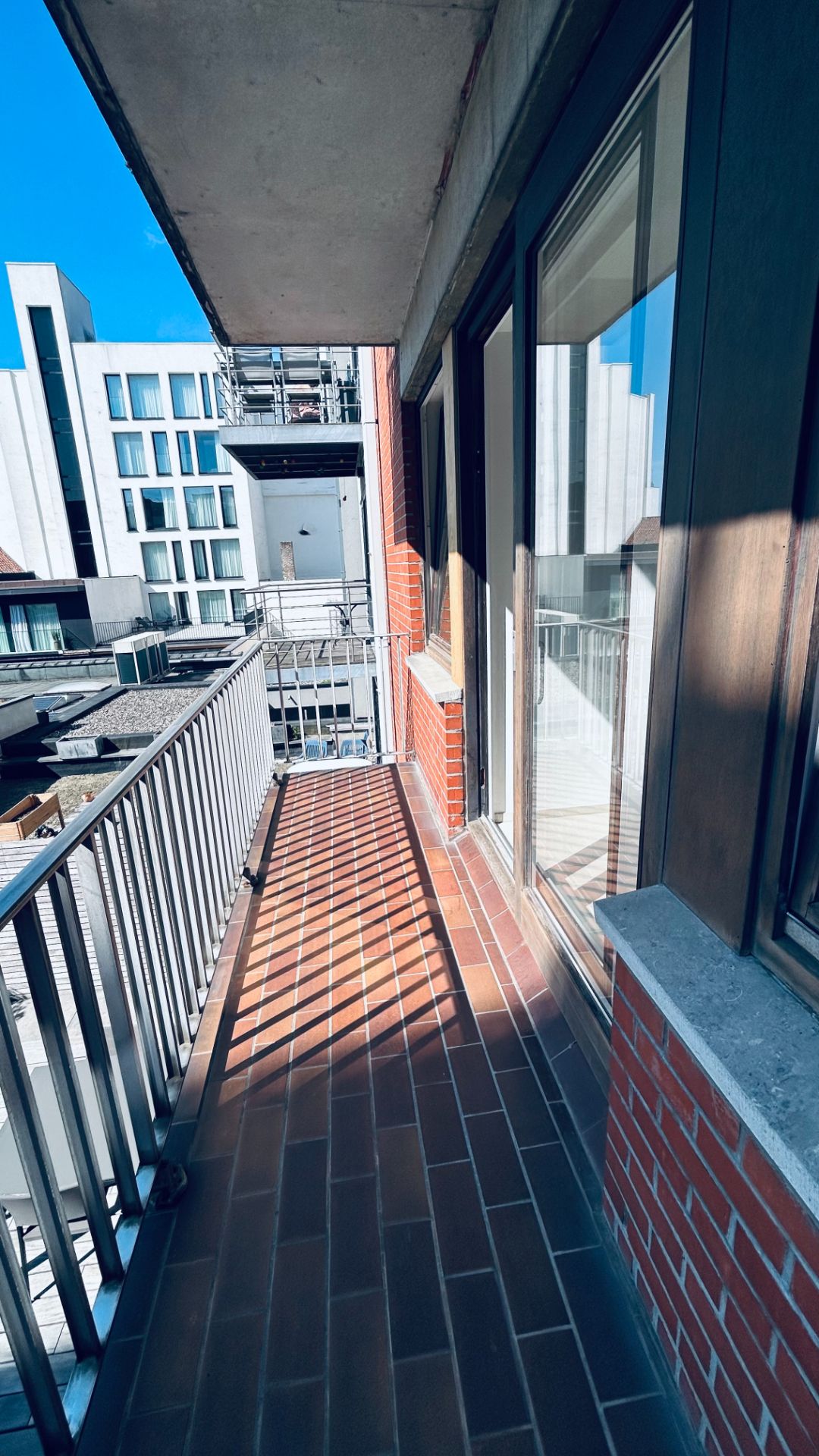 Ruim gerenoveerd appartement met autostaanplaats en berging in centrum Kortrijk foto 10