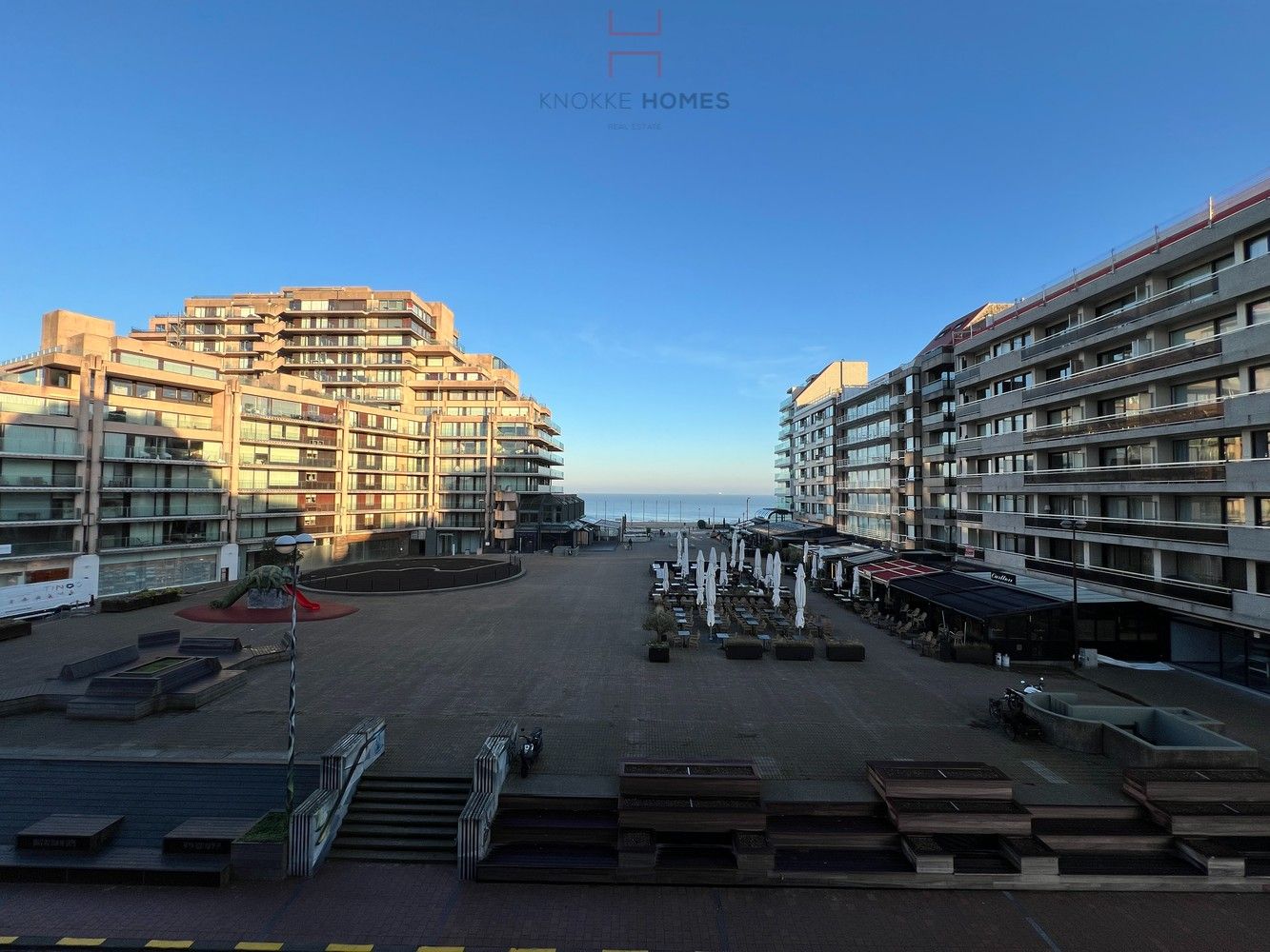 Klassiek gemeubeld appartement met frontaal zicht over het Van Bunnenplein en de zee foto 5