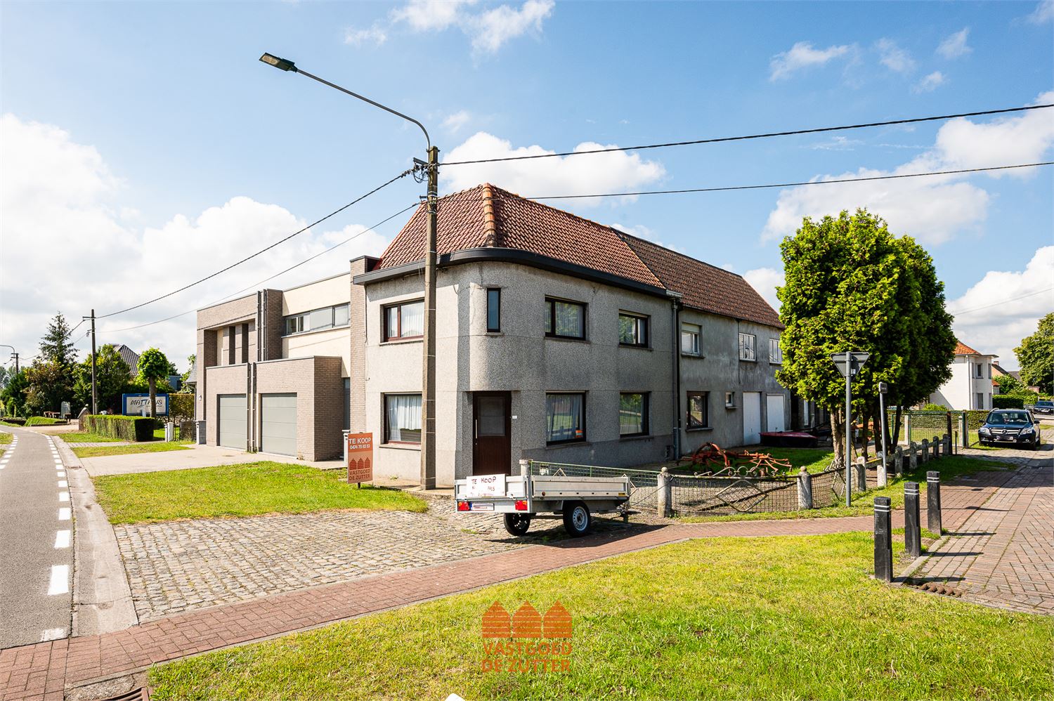 Gesloten bebouwing met 3 slaapkamers en 2 grote garages foto 22