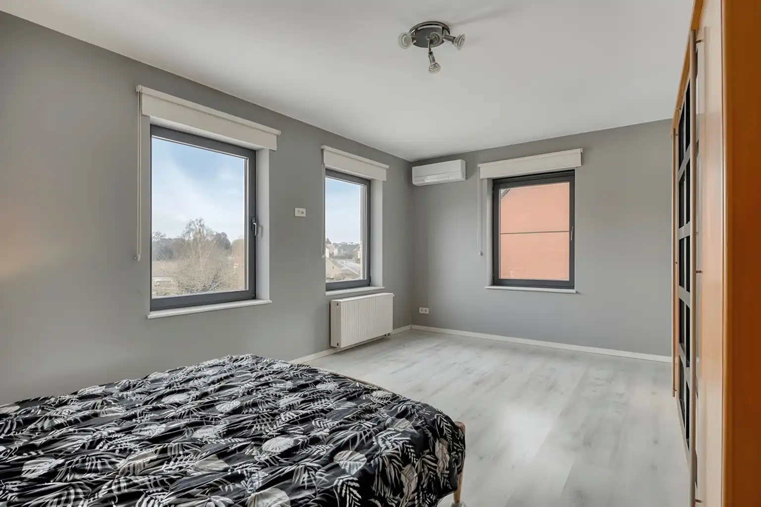 INSTAPKLARE WONING MET PRAKTIJKRUIMTE/BUREEL EN ZWEMBAD foto 17