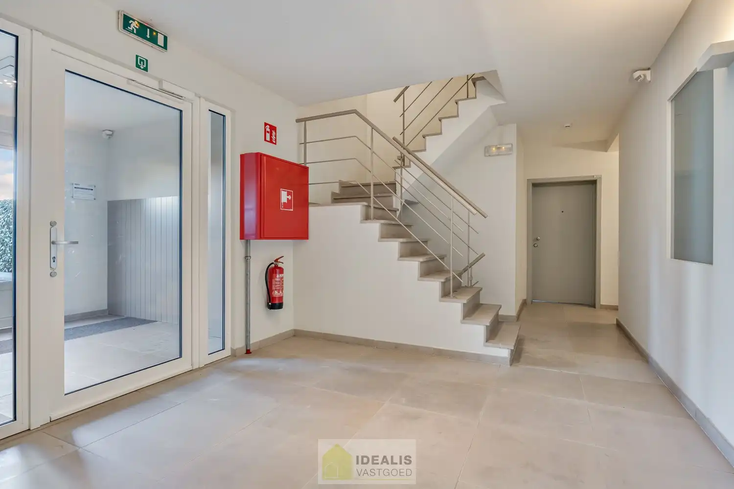 IDEALIS VASTGOED - HEERLIJK GELIJKVLOERS VAKANTIE-APPARTEMENT TE ZEEBRUGGE-BAD OP WANDELAFSTAND VAN HET STRAND EN DE DUINEN! EEN FIJNE PLEK BESTAANDE UIT EEN LICHTRIJKE LEEFRUIMTE MET OPEN KEUKEN EN BERGING, 1 RUIME SLAAPKAMER, 1 INPANDIGE KINDERKAMER, EEN EXTRA RUIM TERRAS EN EEN GOED TOEGANKELIJKE ONDERGRONDSE PARKEERPLAATS (AUTOLIFT) EN KELDERBERGING! foto 6