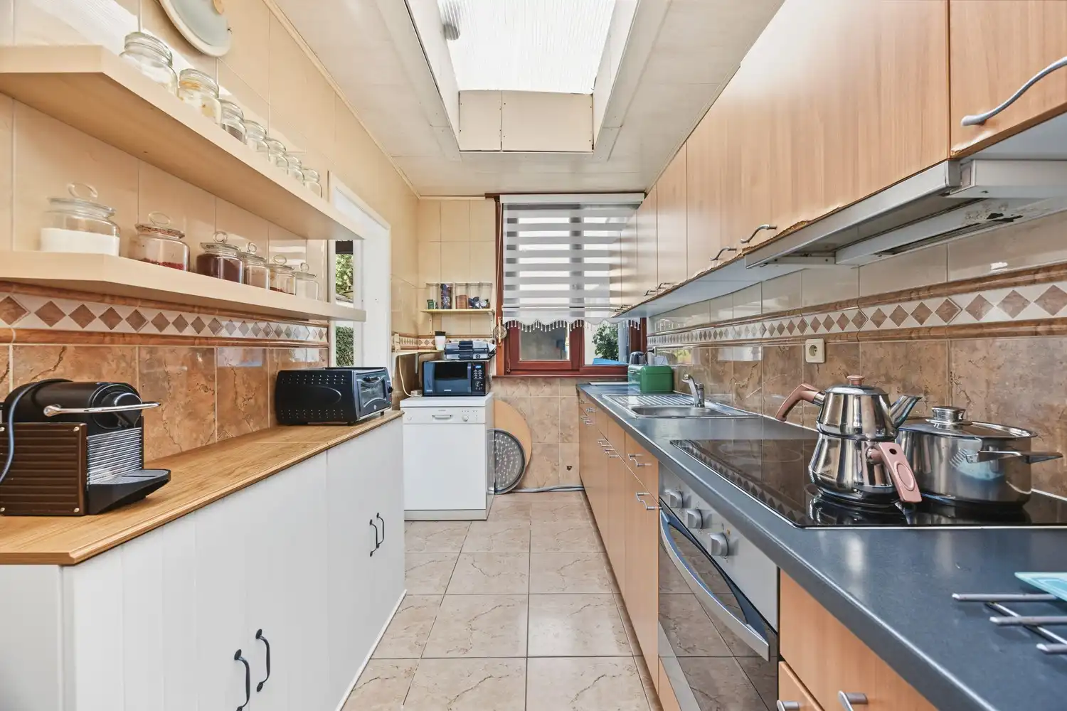 Te renoveren woning met 5 slaapkamers, 2 badkamers en ruime tuin! foto 15