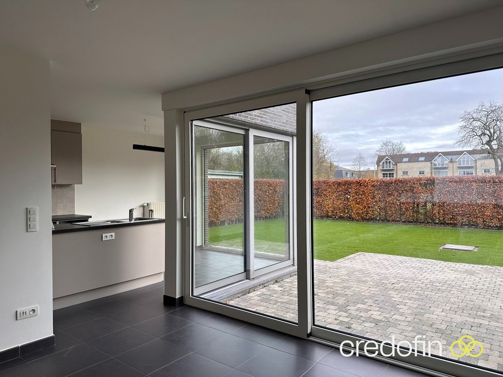 Goed gelegen woning met 3 slk, bureau en garage foto 4