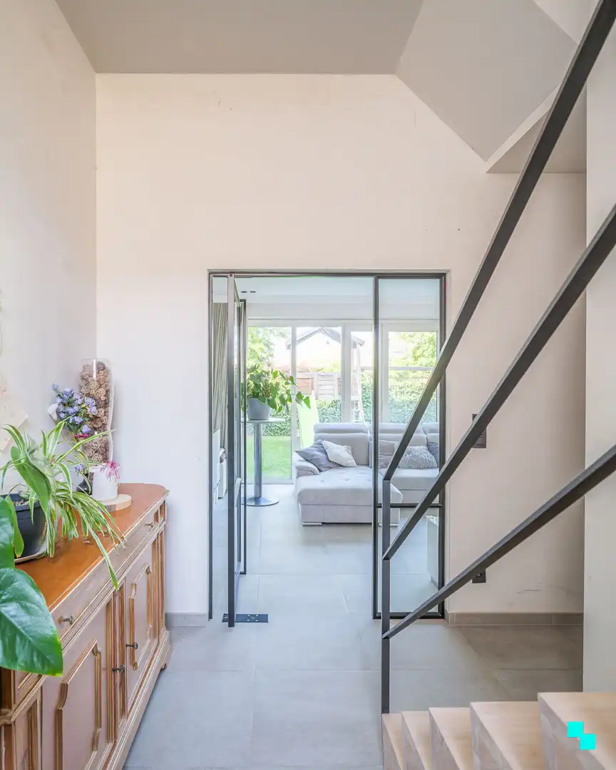 Instapklare woning met vijf kamers in het hart van Merelbeke foto {{pictureIndex}}