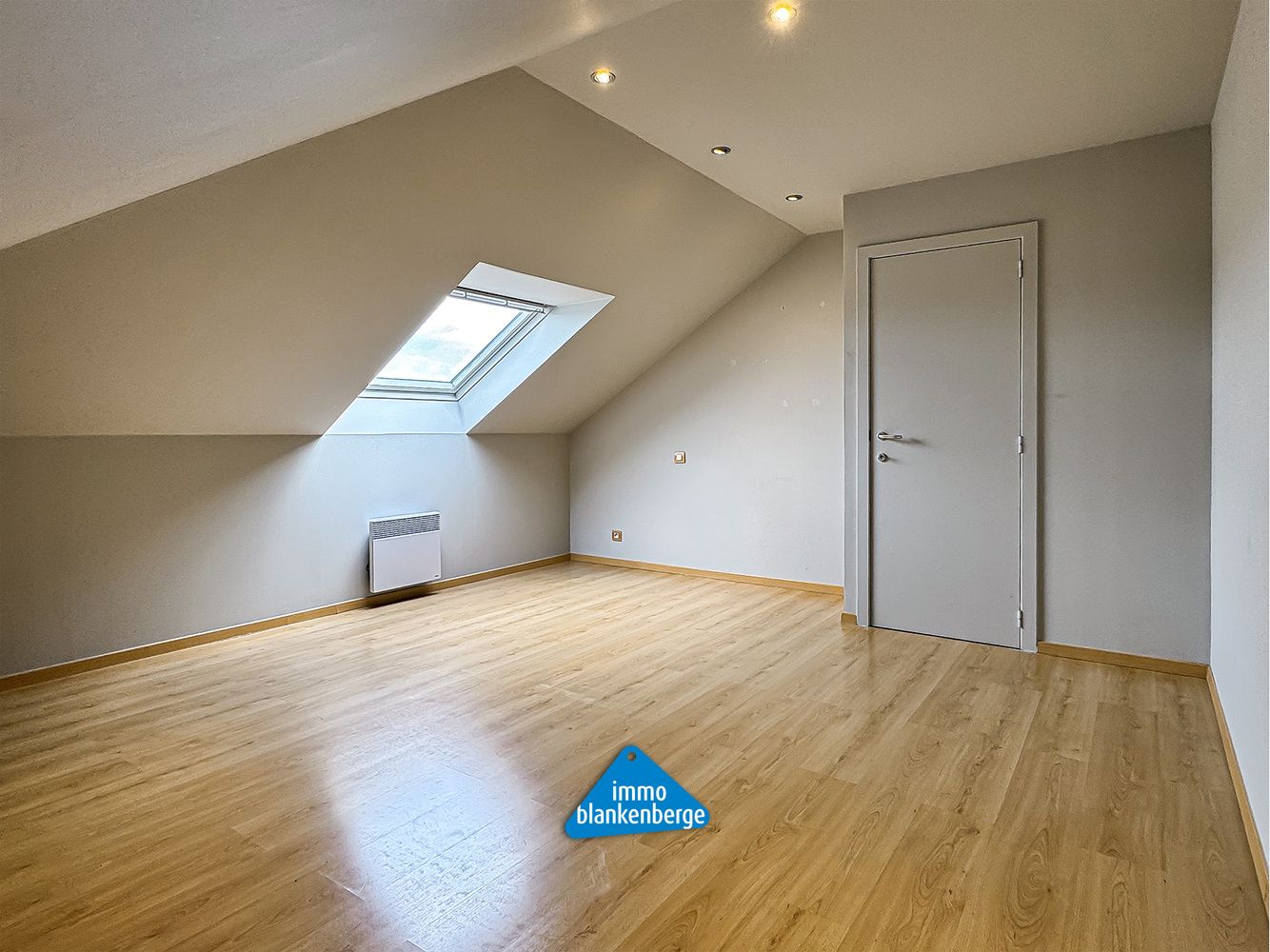 Ruim Appartement met Twee Slaapkamers en Prachtig Landelijk Zicht foto 15