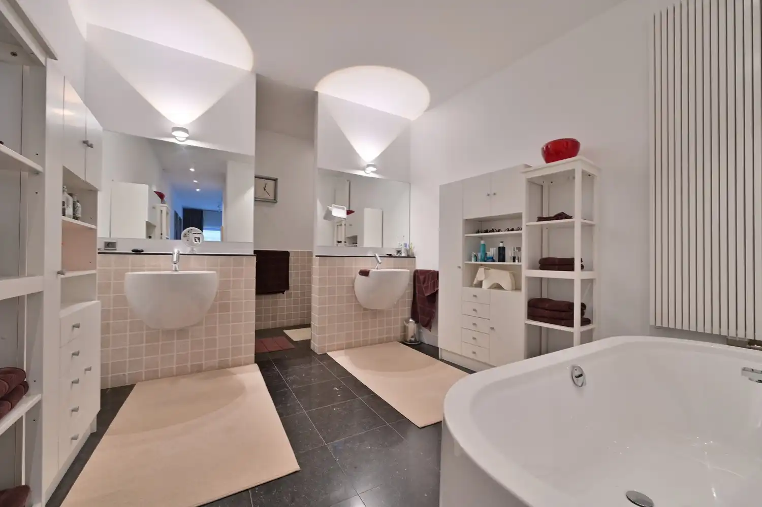 Luxe en comfortabel wonen (256 m2) op toplocatie in centrum Maaseik (EPC: A-label) foto 16