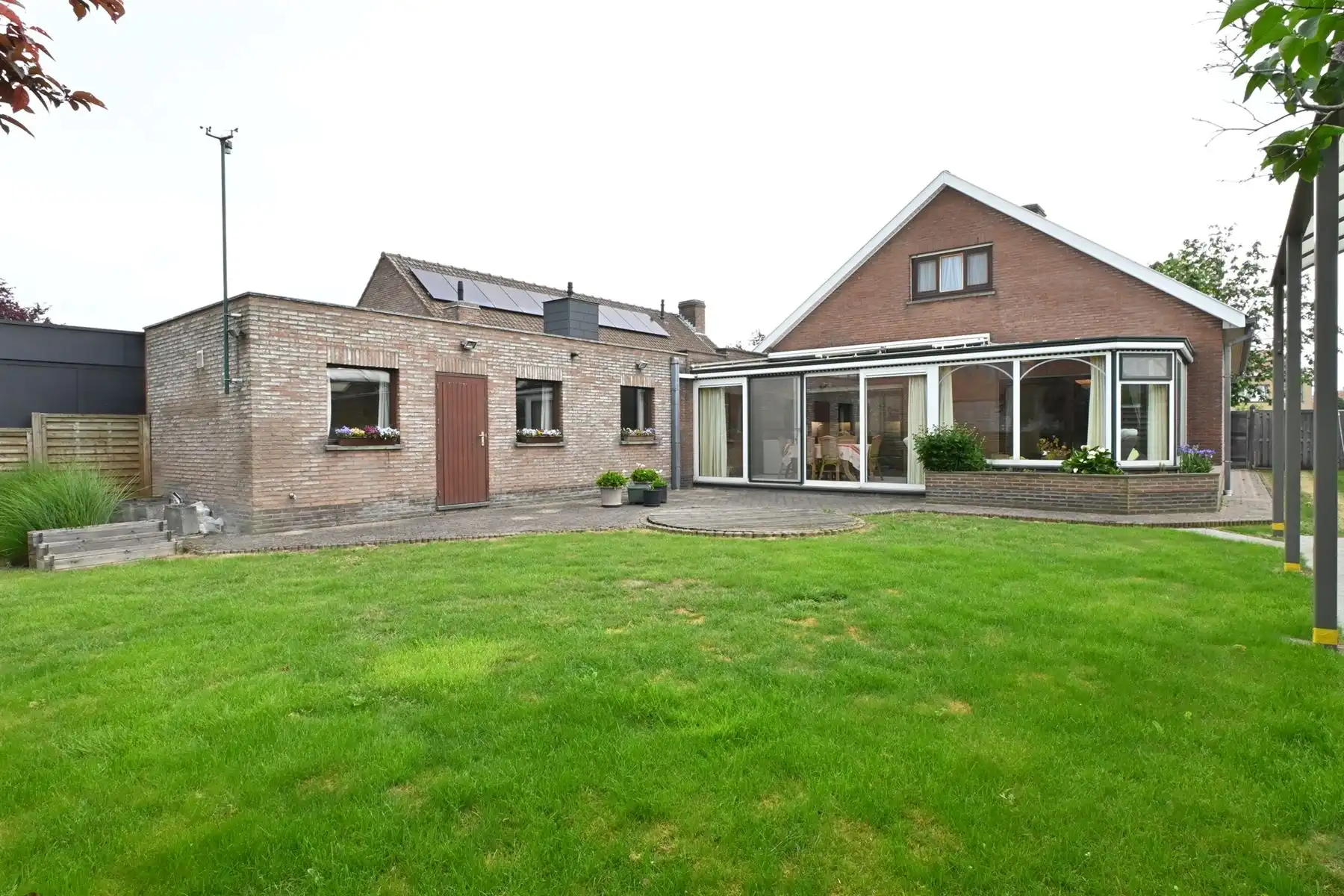 Ruime woning met 4 slaapkamers en grote garage foto 13