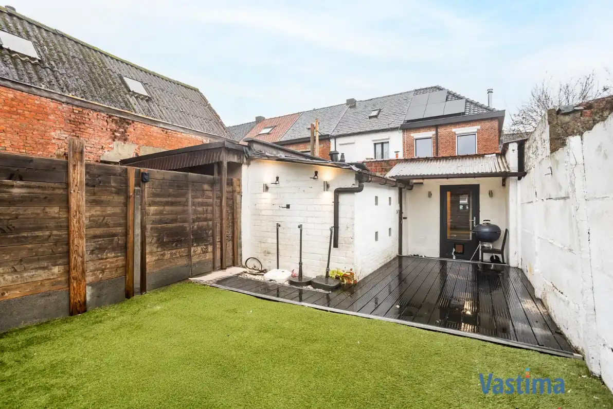 Stadswoning met zonnepanelen en tuin foto 20