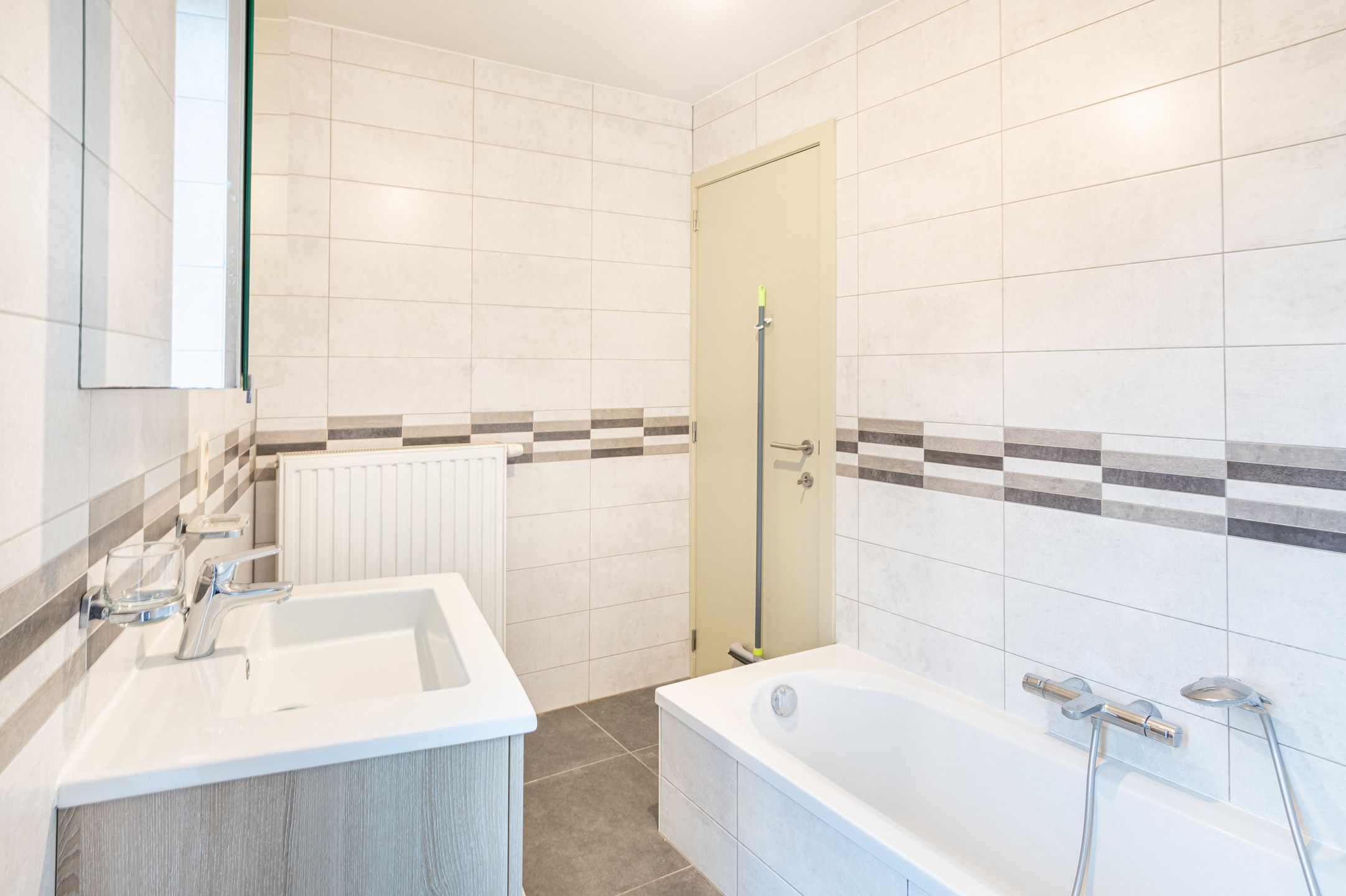 Ruim 1-slaapkamerappartement met terras te Ruisbroek foto 12