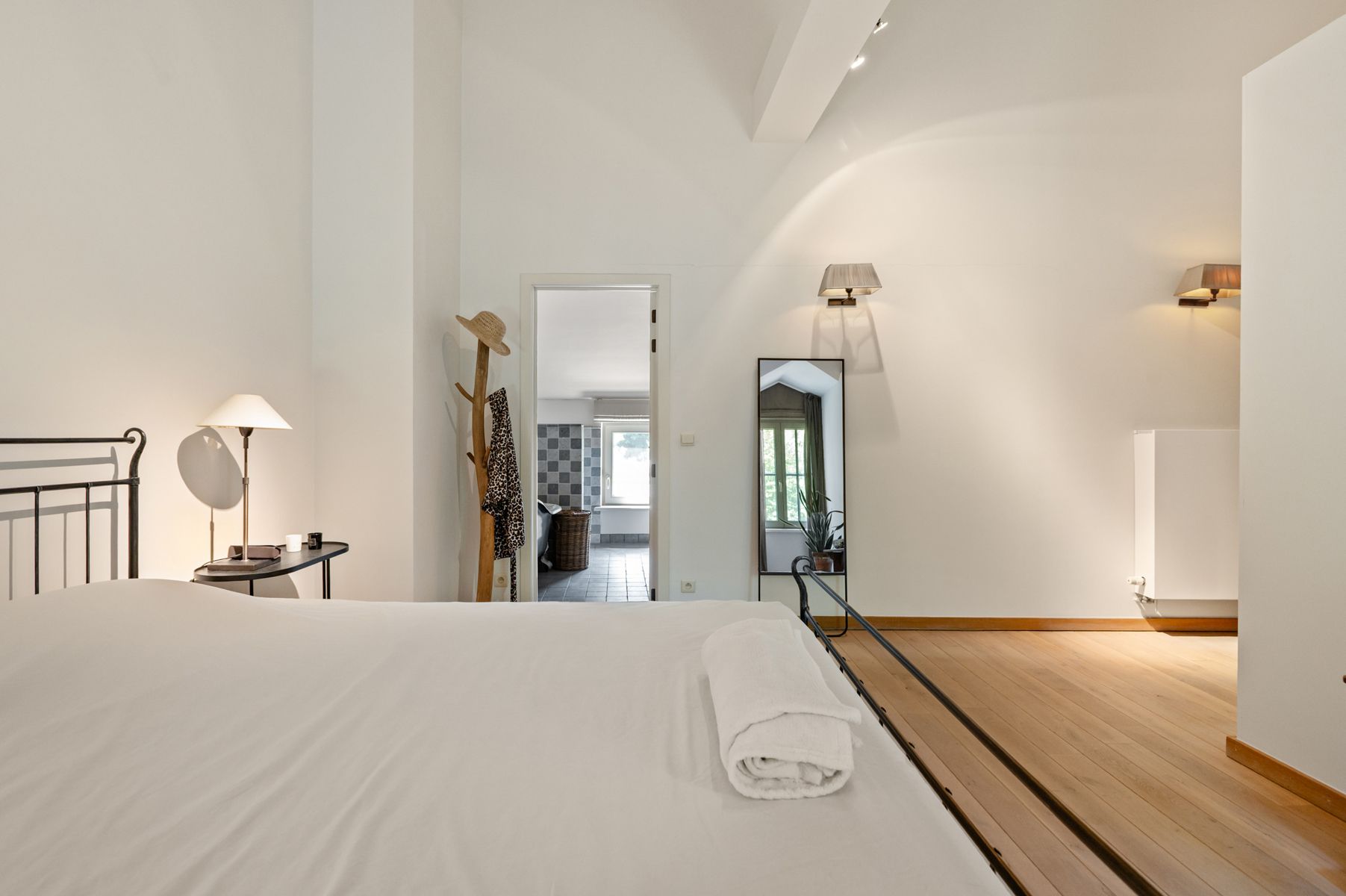 UNIEKE INSTAPKLARE WONING MET ZWEMBAD foto 19