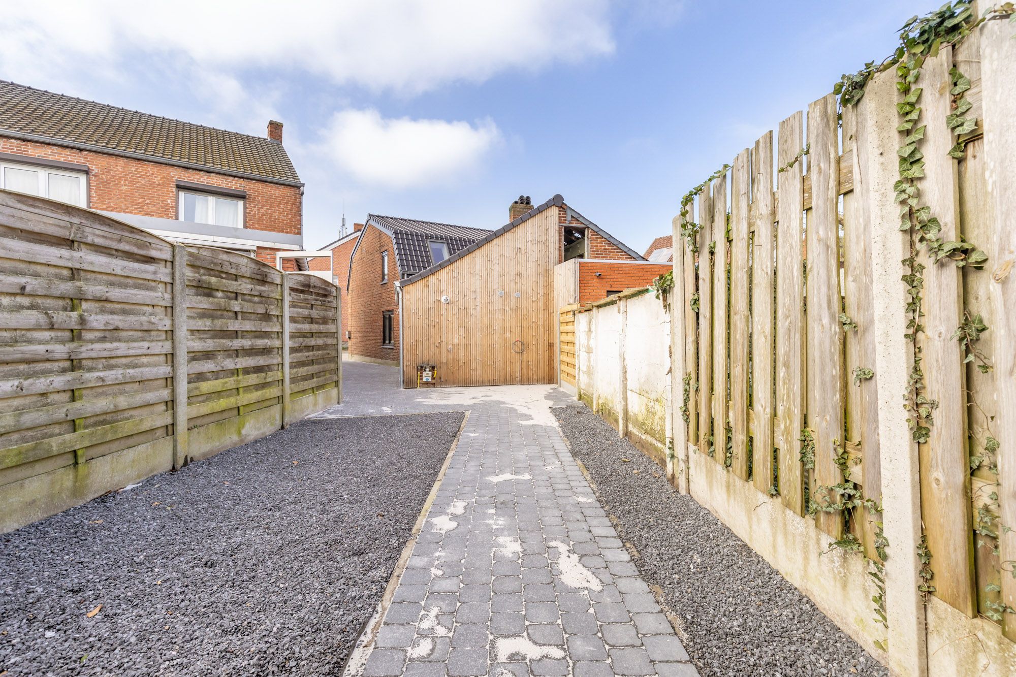 IDEALIS VASTGOED – Charmante en volledig gerenoveerde woning met een gezellige leefruimte, uitgeruste keuken, knappe slaapkamer én ruime badkamer! foto 19