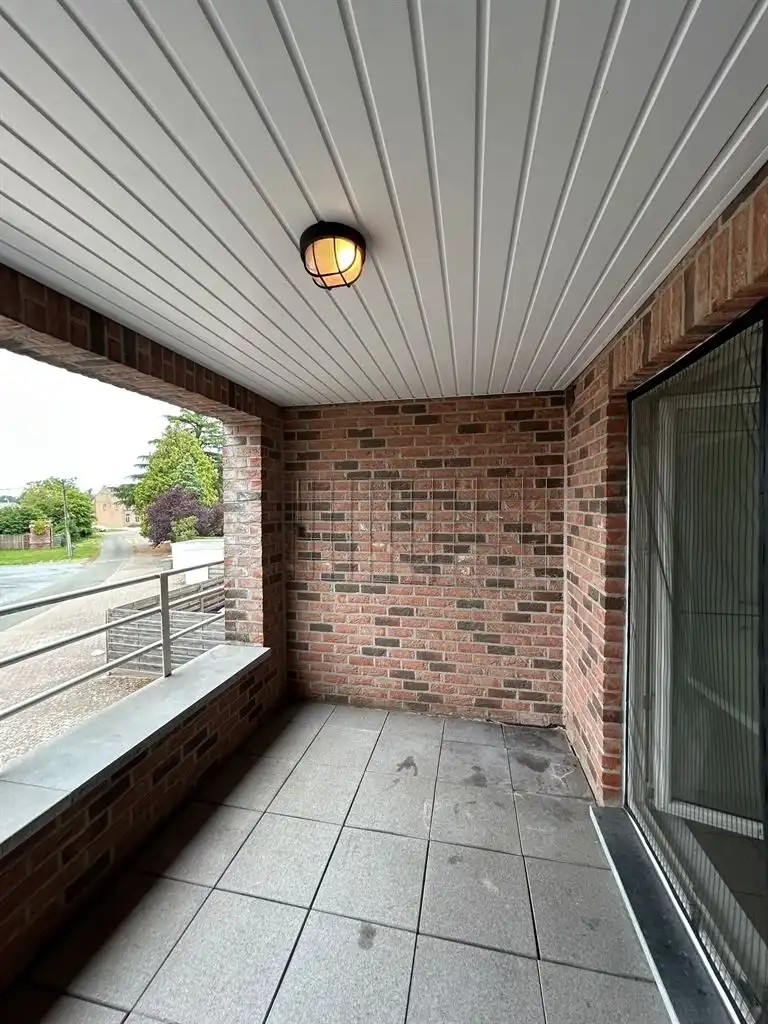 Ruim appartement met 2 slaapkamers, terras en autostaanplaats te Kinrooi.  foto 3