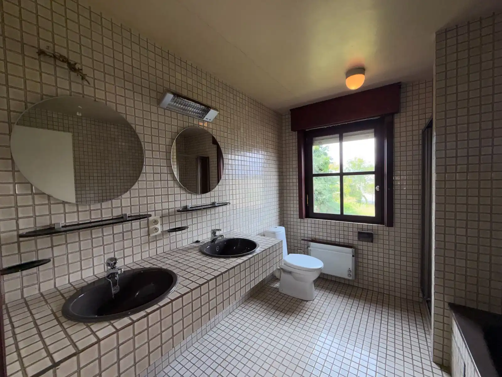 Ruime woning met 4 slaapkamers, garage en tuin foto 10