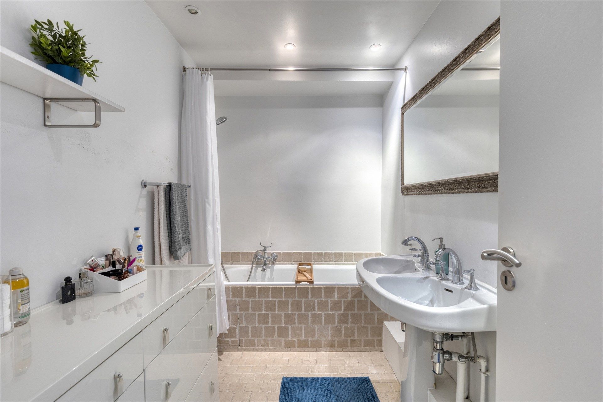Instapklaar appartement met terras te koop in Berchem!  foto 9