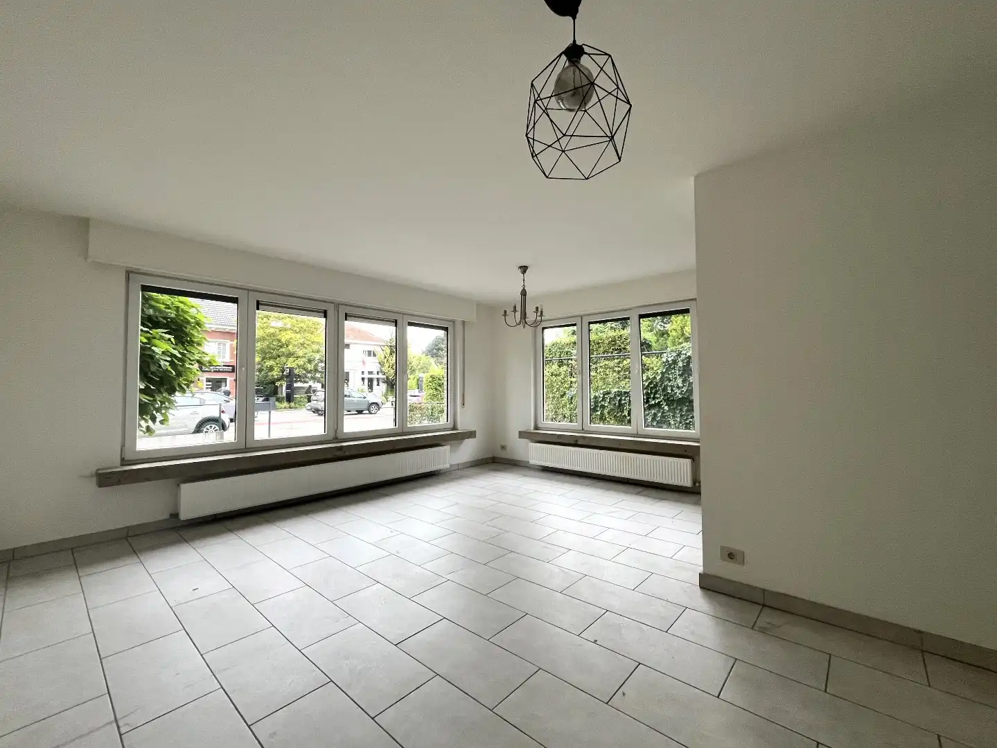 Hedendaags 2-slpk appartement met tuin, garage en kelder foto 3