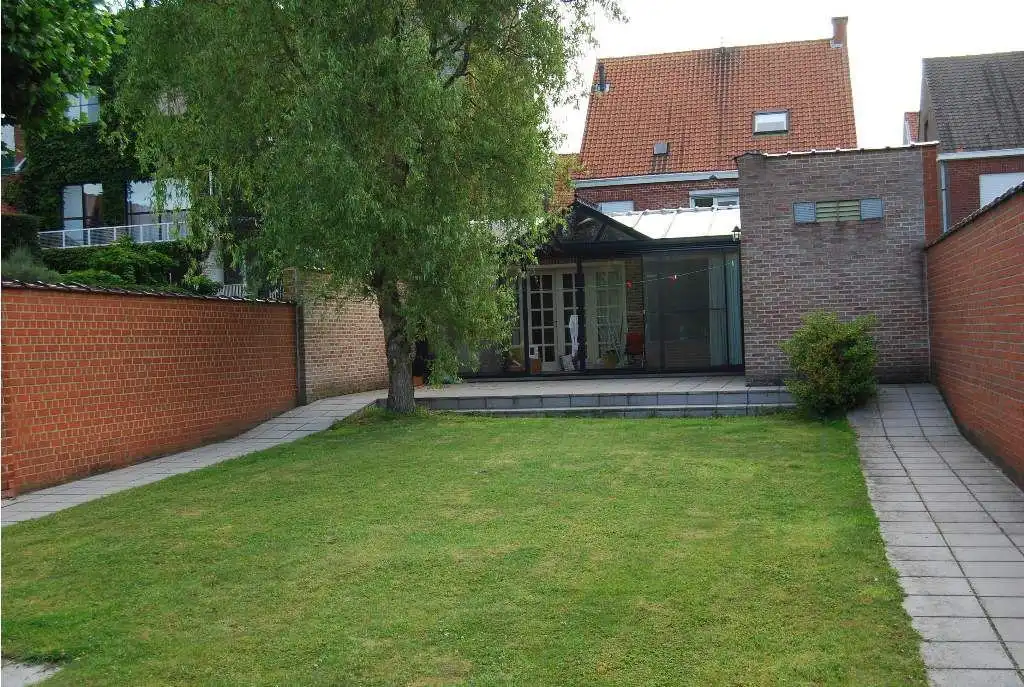 GELIJKVLOERS APPARTEMENT MET TUIN & GARAGE foto 10