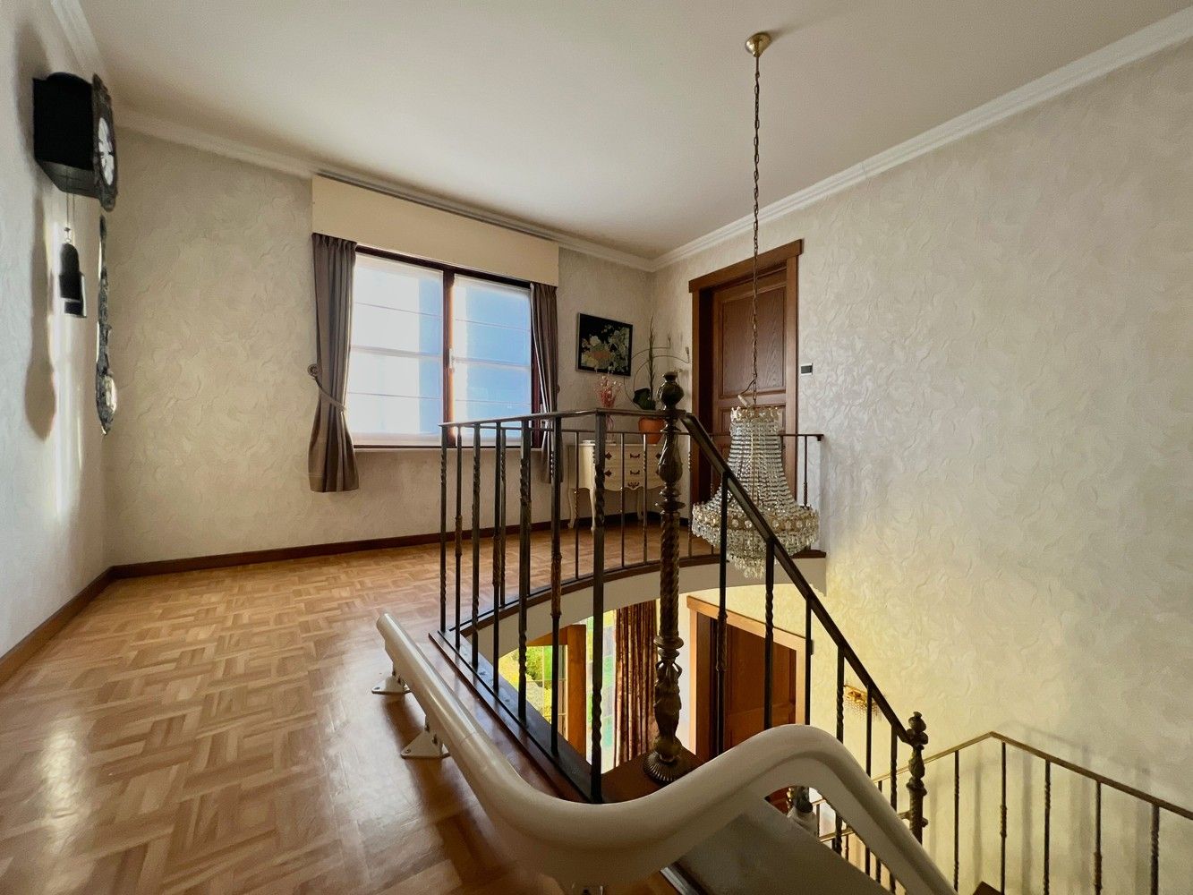 Topper! Stijlvolle woning met zonnige tuin + 2x garage foto 10