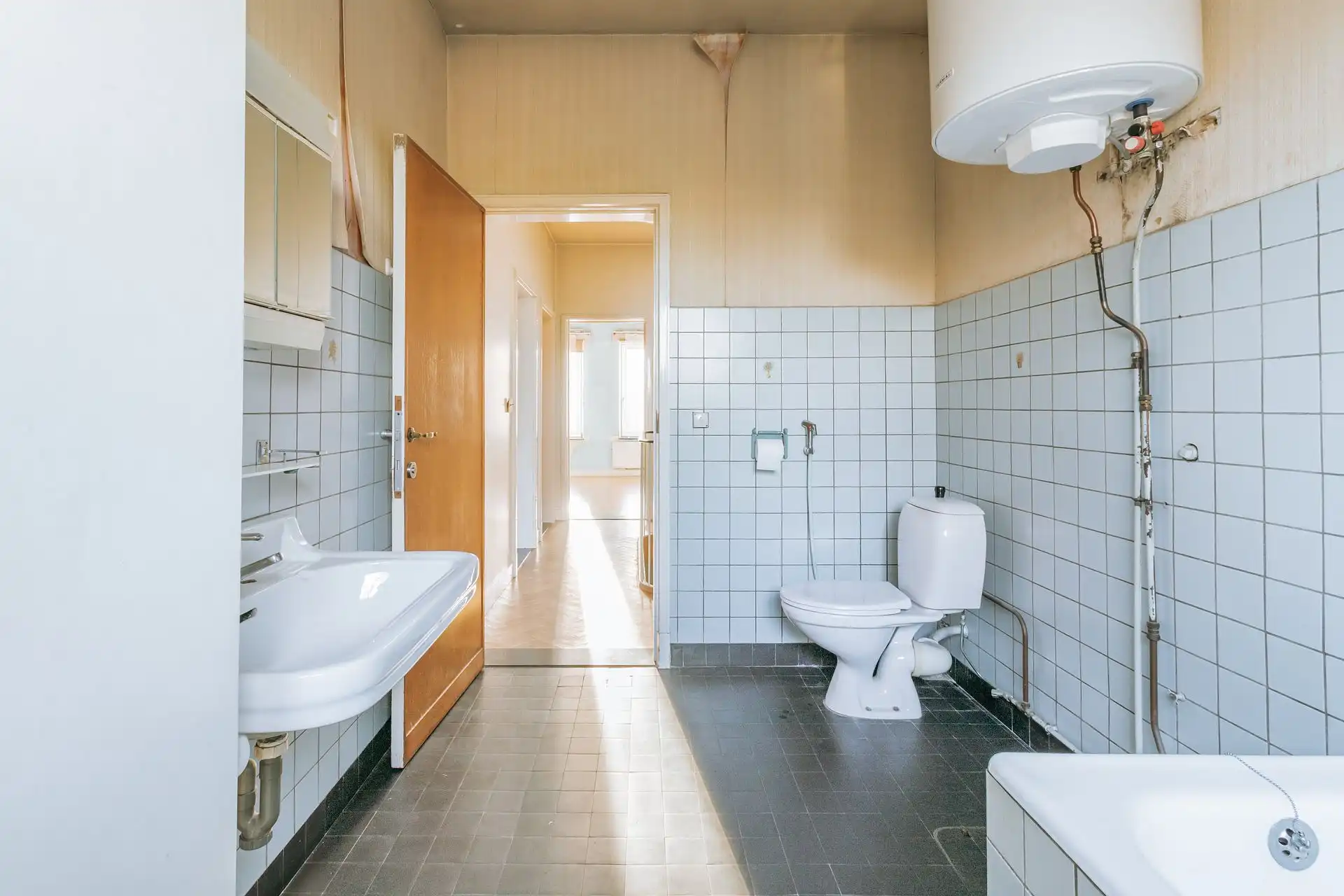 Te renoveren bel-etage met authentieke elementen en tuin foto 17