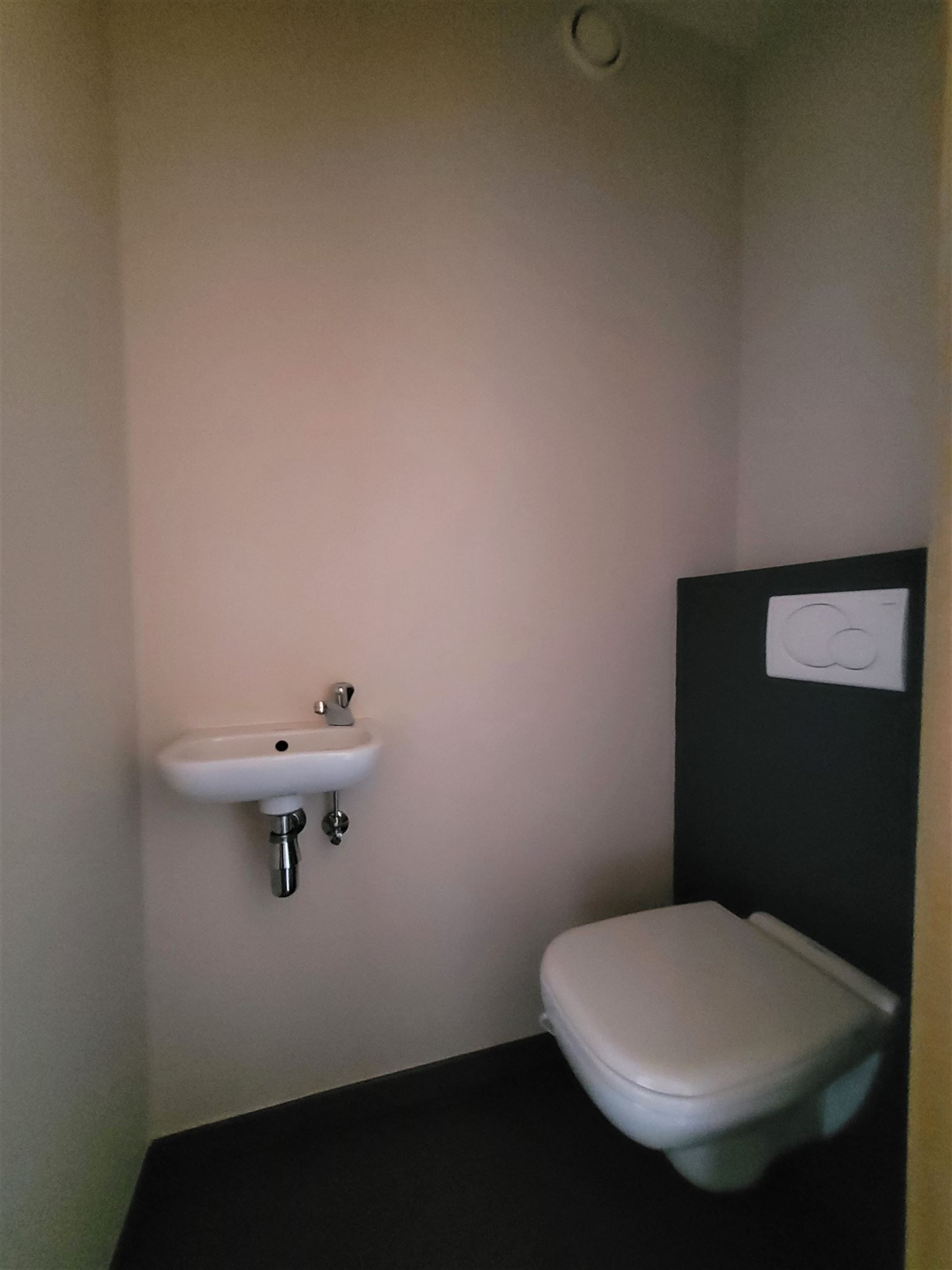 Ongemeubeld appartement met 1 slaapkamer en slaaphoek foto 16