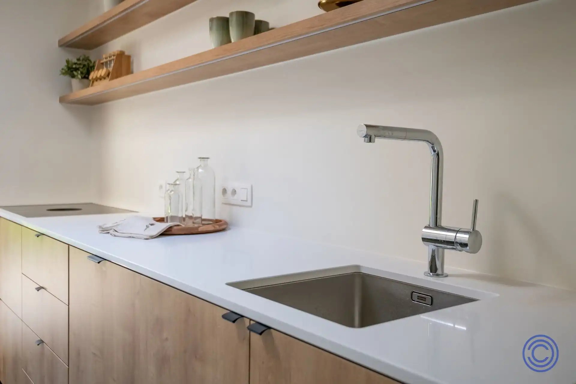 Statig herenhuis met zonnepanelen, 3 ruime slaapkamers, stadstuin en ruime oprit met laadpaal! foto 14