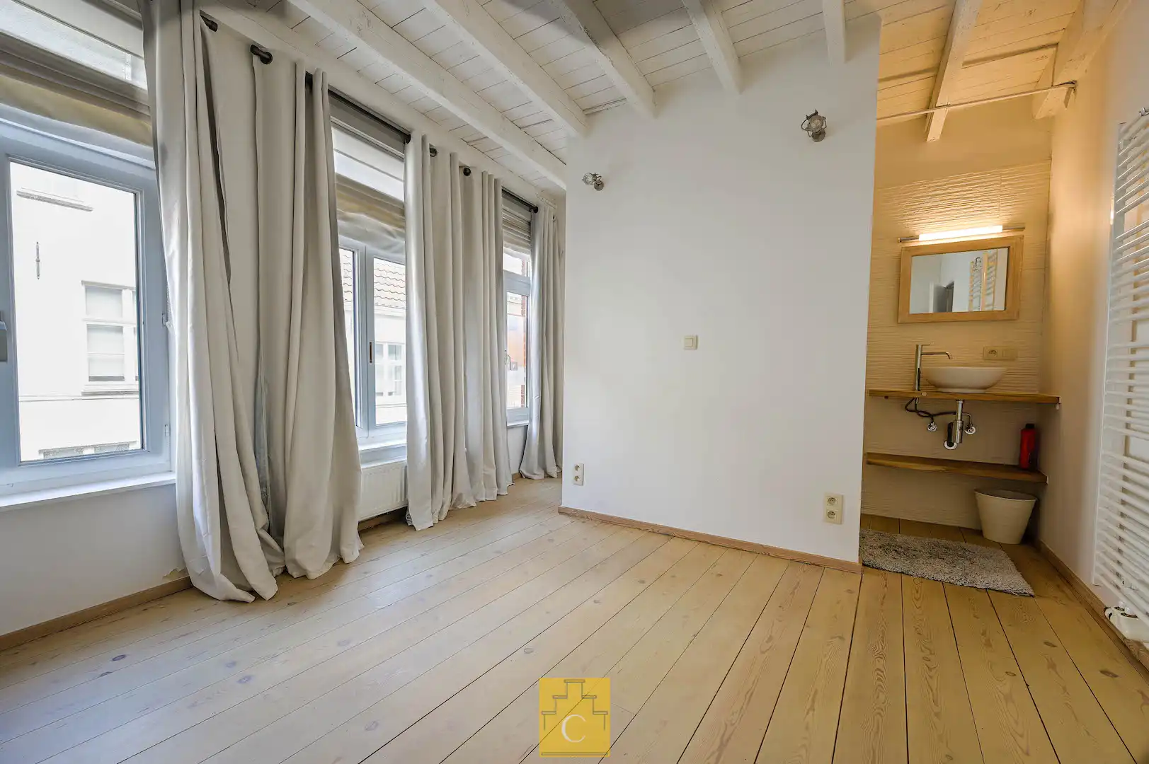 Trendy stadswoning - totaalrenovatie, strakke lijnen en een keitof terras - topligging Moerstraat foto 3