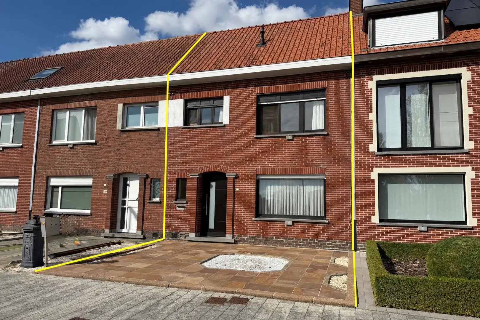 Hoofdfoto van de publicatie: Goed onderhouden woning met tuin en garage in centrum Aalbeke.