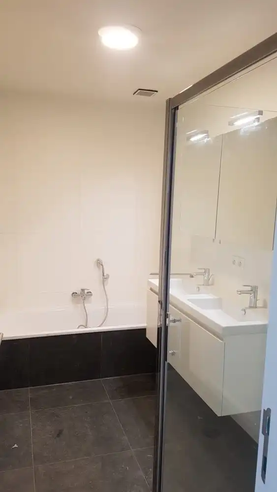 APPARTEMENT MET TWEE SLAAPKAMERS, TERRAS EN PARKEERPLAATS. foto 11