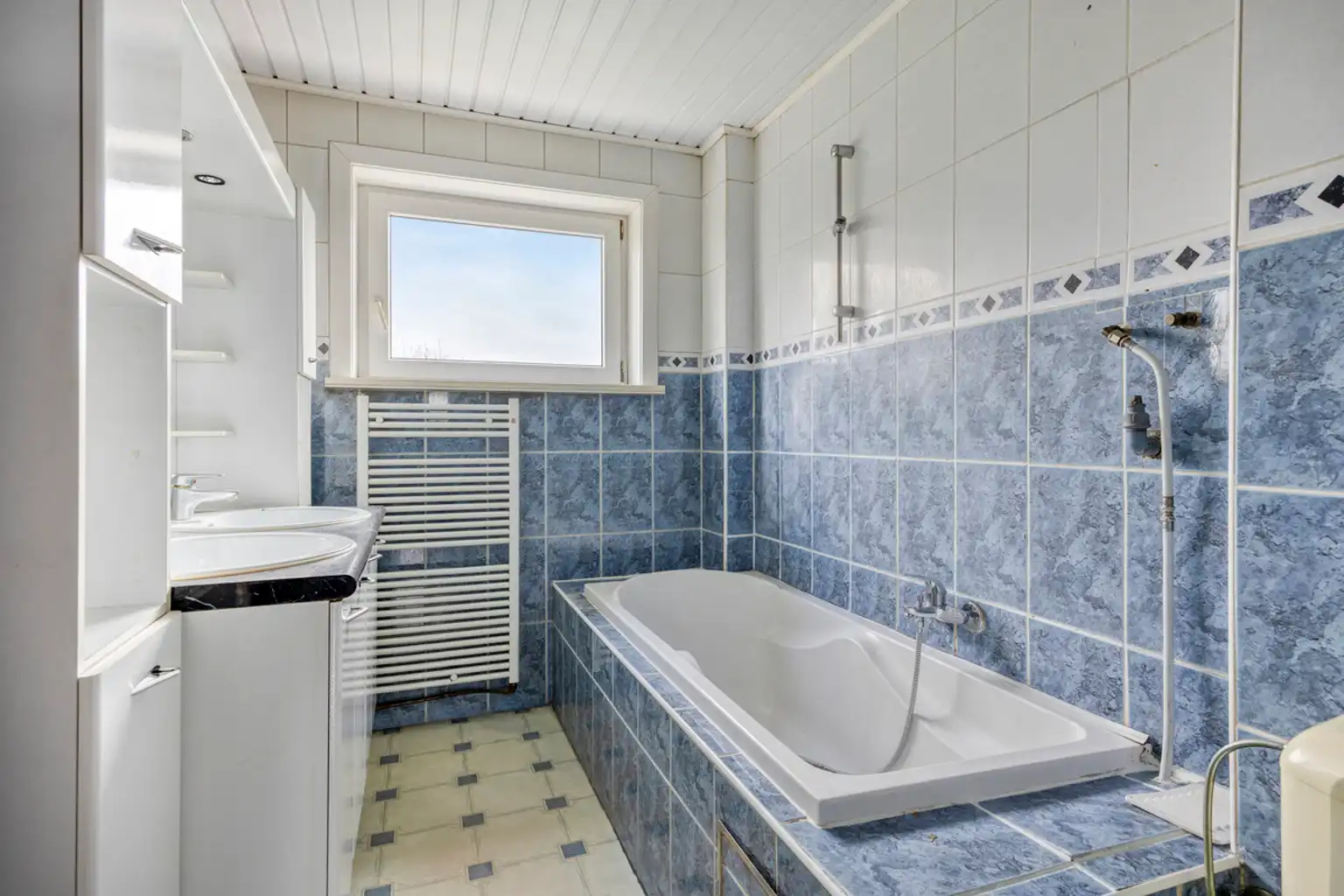 Bel-etagewoning met drie slaapkamers met garage en tuin foto 17