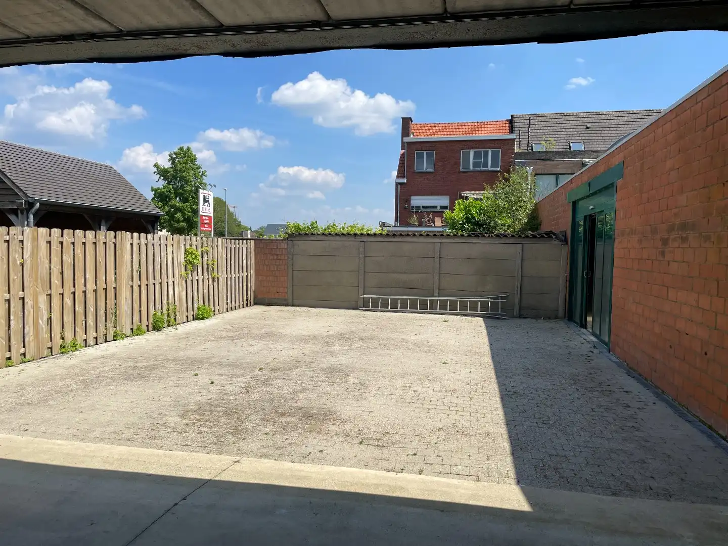 Ruime opslag- en garageruimte met buitenruimte foto 4