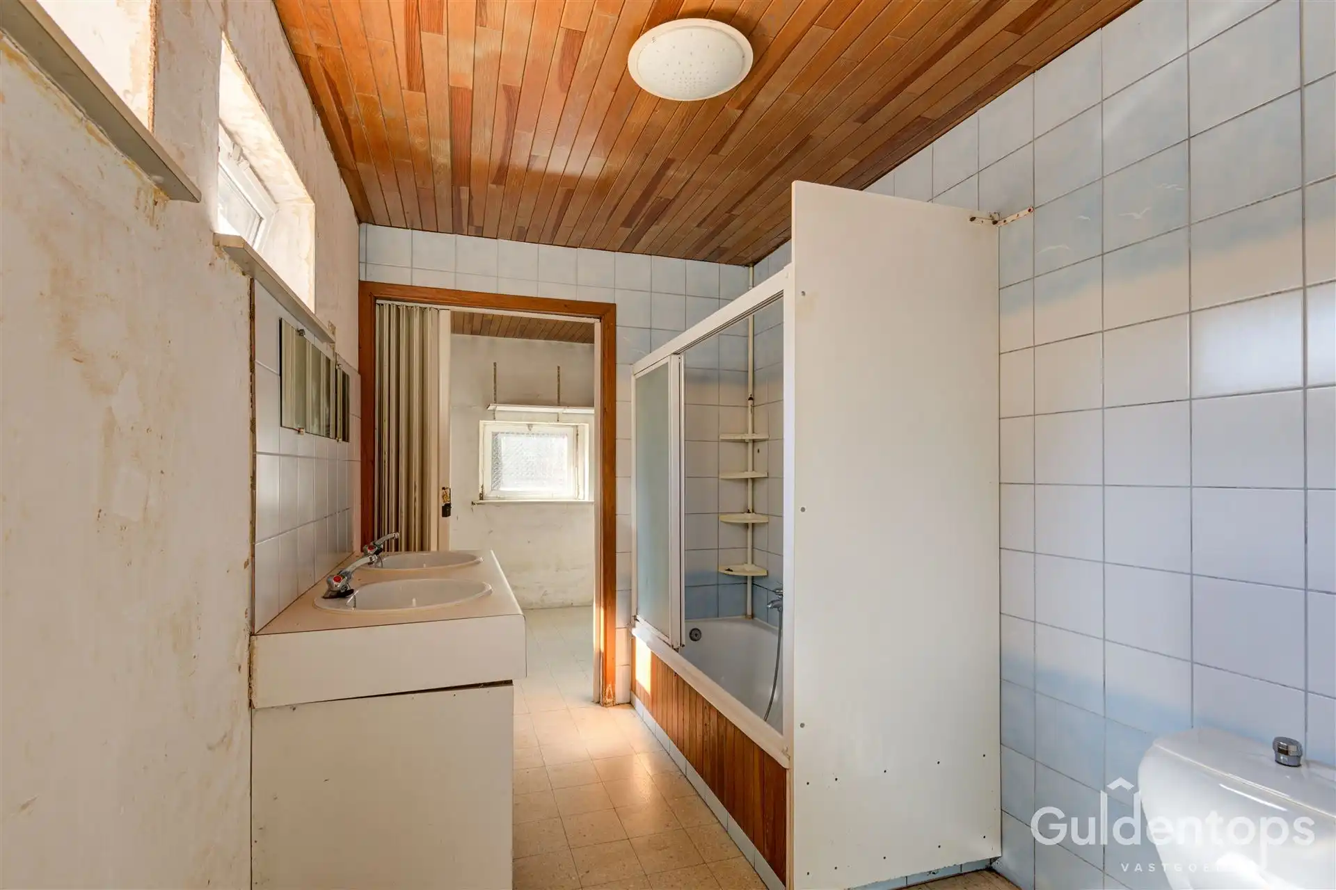 Te renoveren gezinswoning met 3 slaapkamers en grote tuin. foto 15