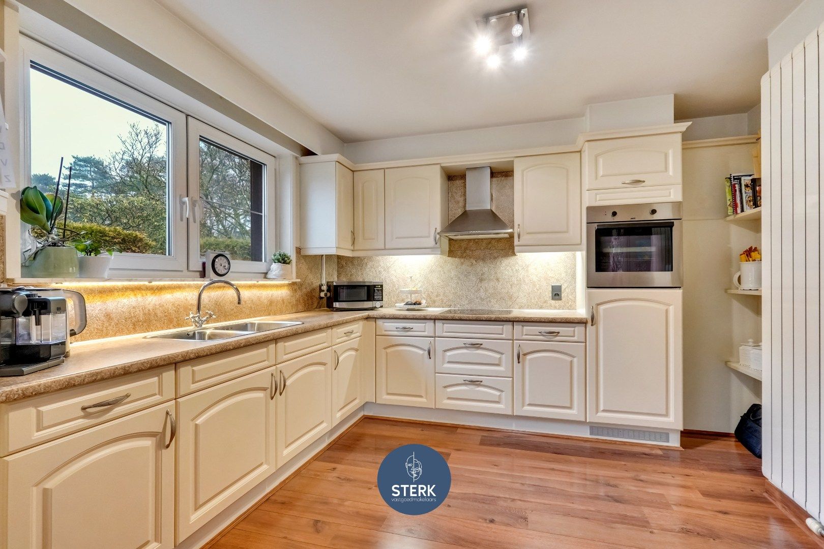 VERZORGDE GEZINSWONING MET 4 SLPKS IN EEN GROENE OMGEVING TE GELLIK !  foto 9