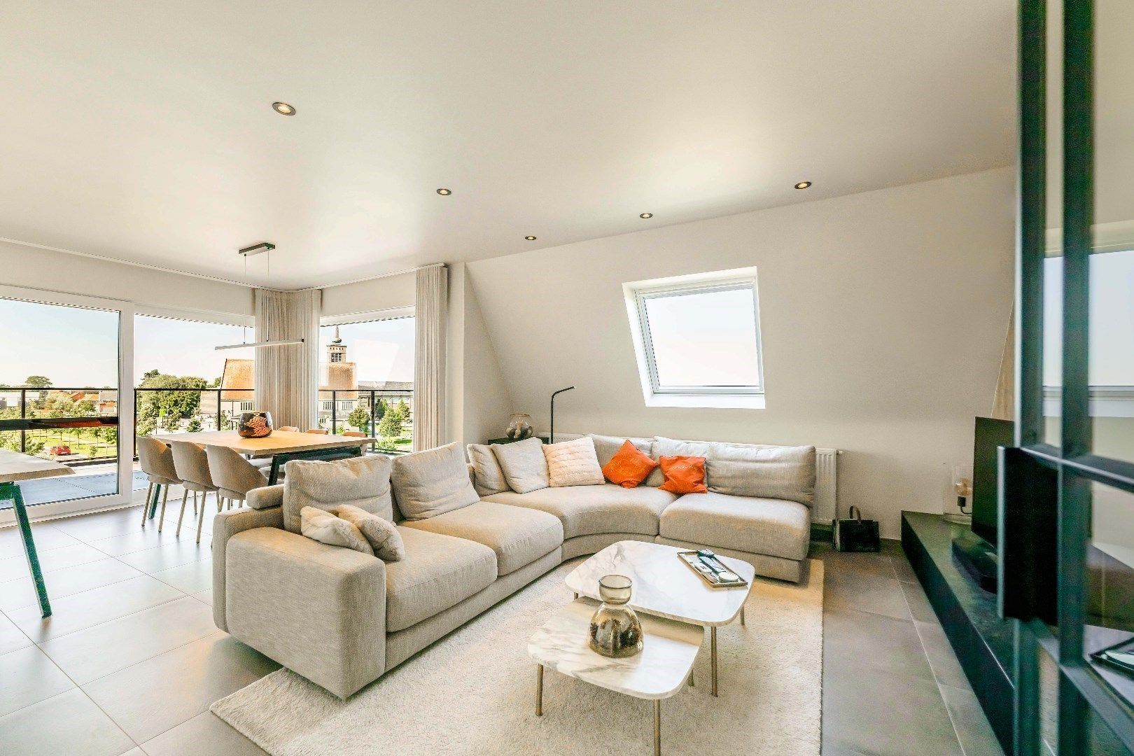 LUXUEUZE PENTHOUSE (BJ 2019) MET GUNSTIGE LIGGING foto 5