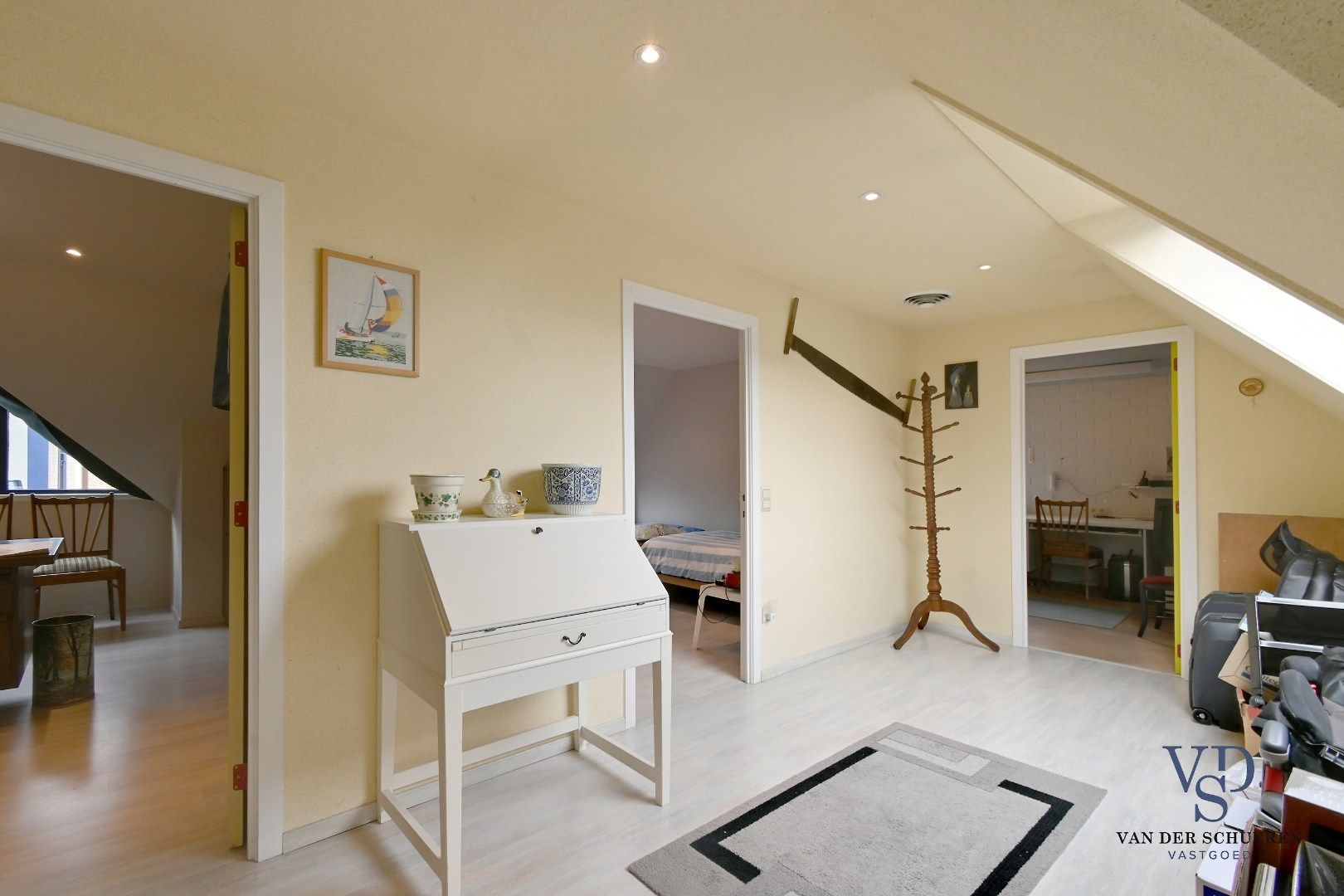 Ruim handelspand met penthouse in villastijl foto 31