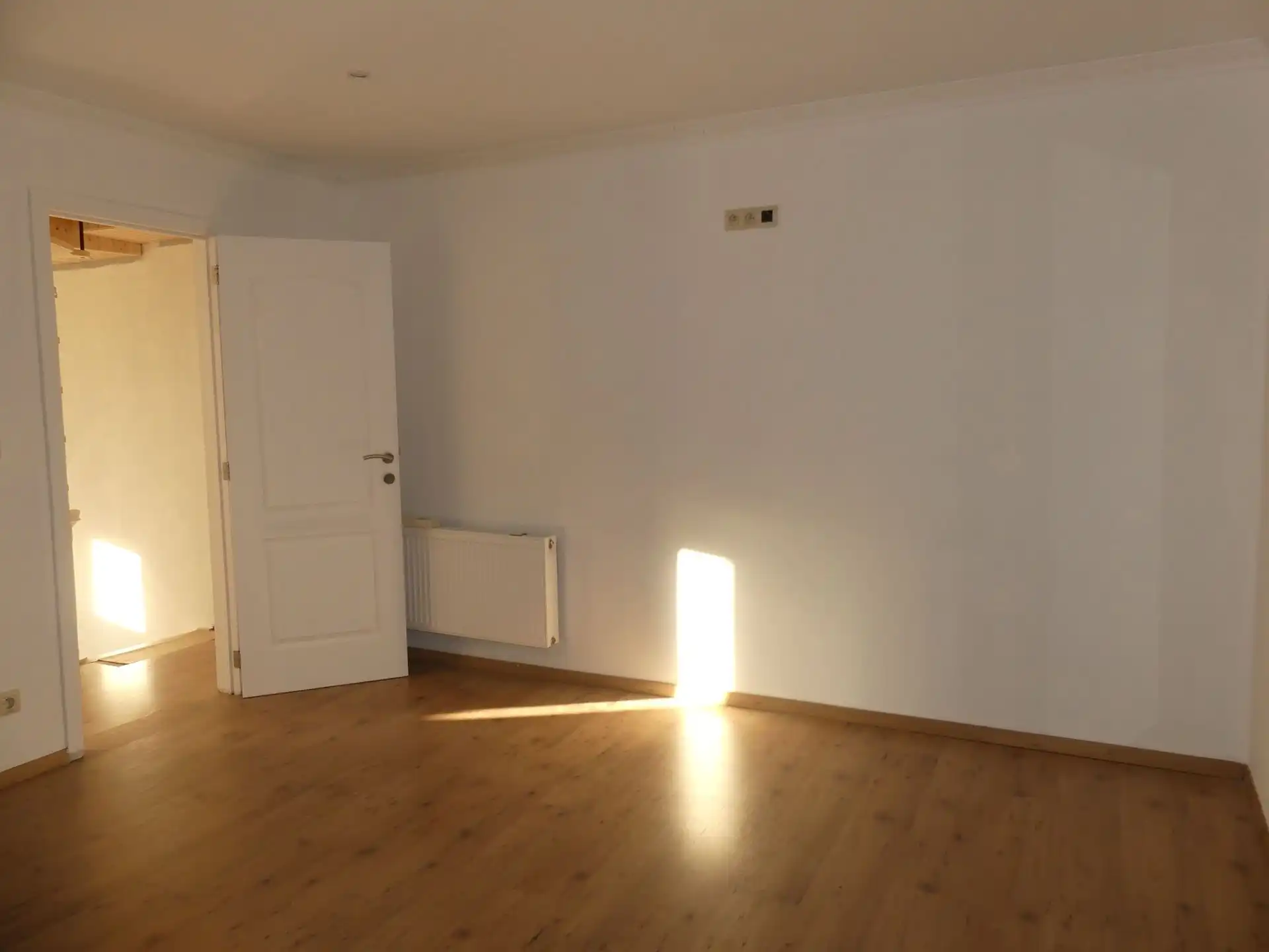 Gerenoveerde woning met garage en tuin! foto 5