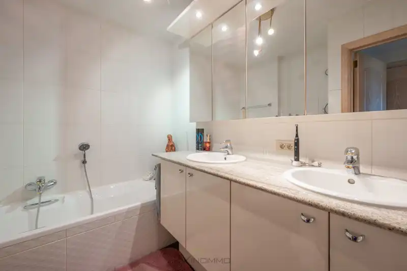 Vincimmo stelt u dit verzorgd gelijkvloers appartement met tuin voor, gelegen vlak bij het casino van Knokke. foto 9