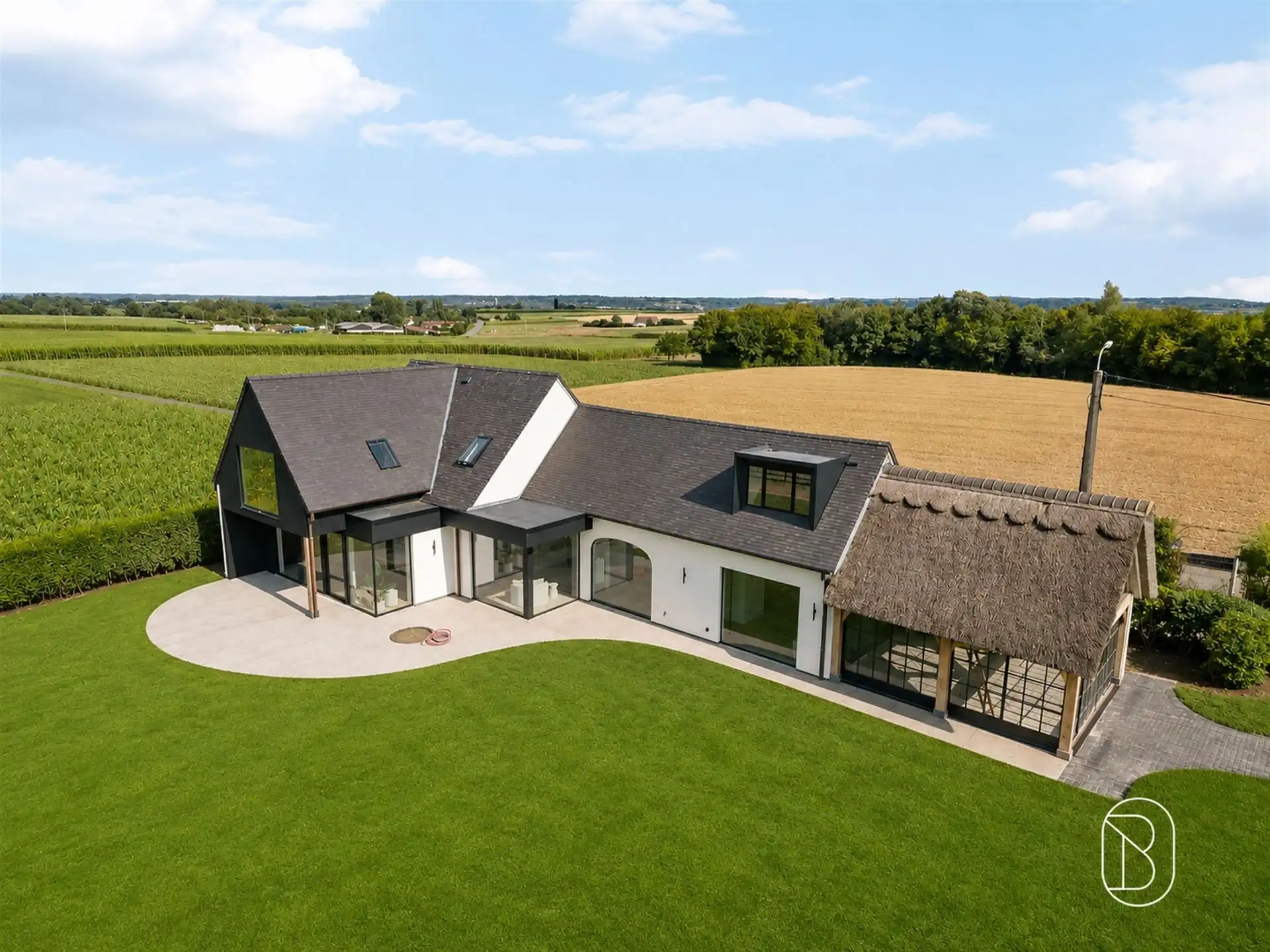 Prachtig gelegen klassewoning met paardenstallen.  foto 4