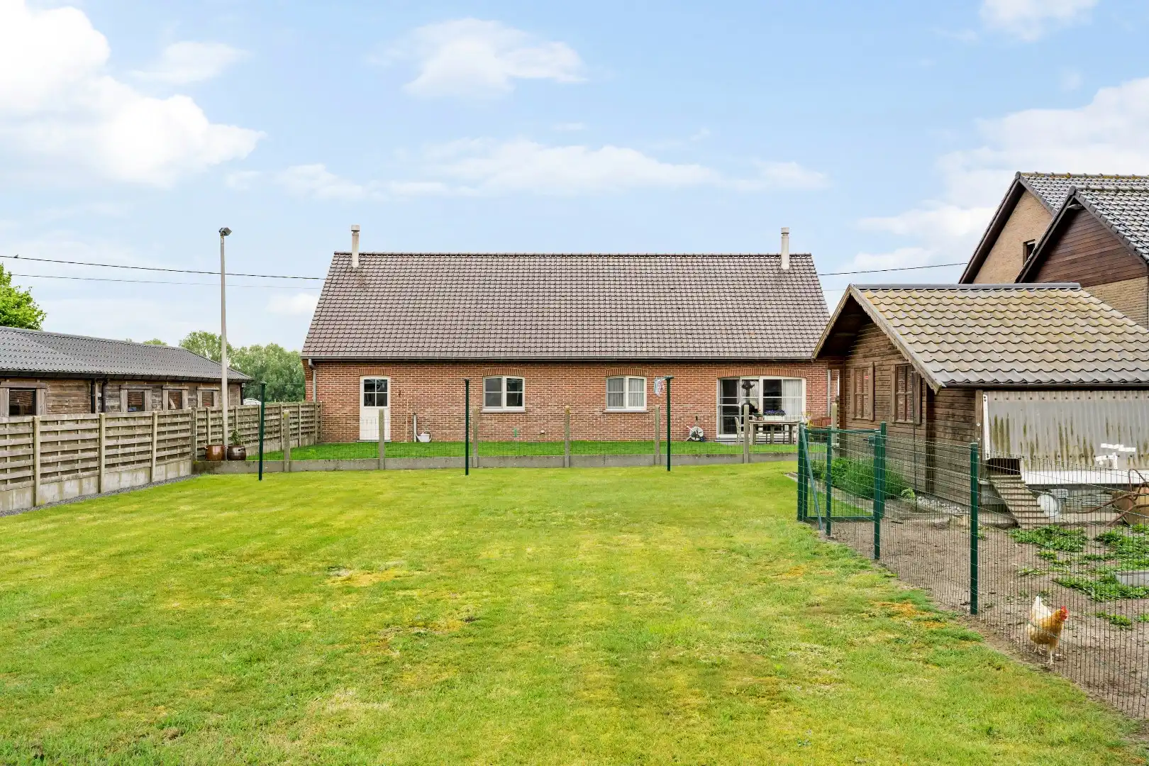 Villa met 2 slaapkamers, ruime zolderverdieping, garage en tuin. foto 14