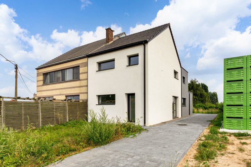 Totaal gerenoveerde woning, gelegen op 7are in een zeer rustige straat foto {{pictureIndex}}