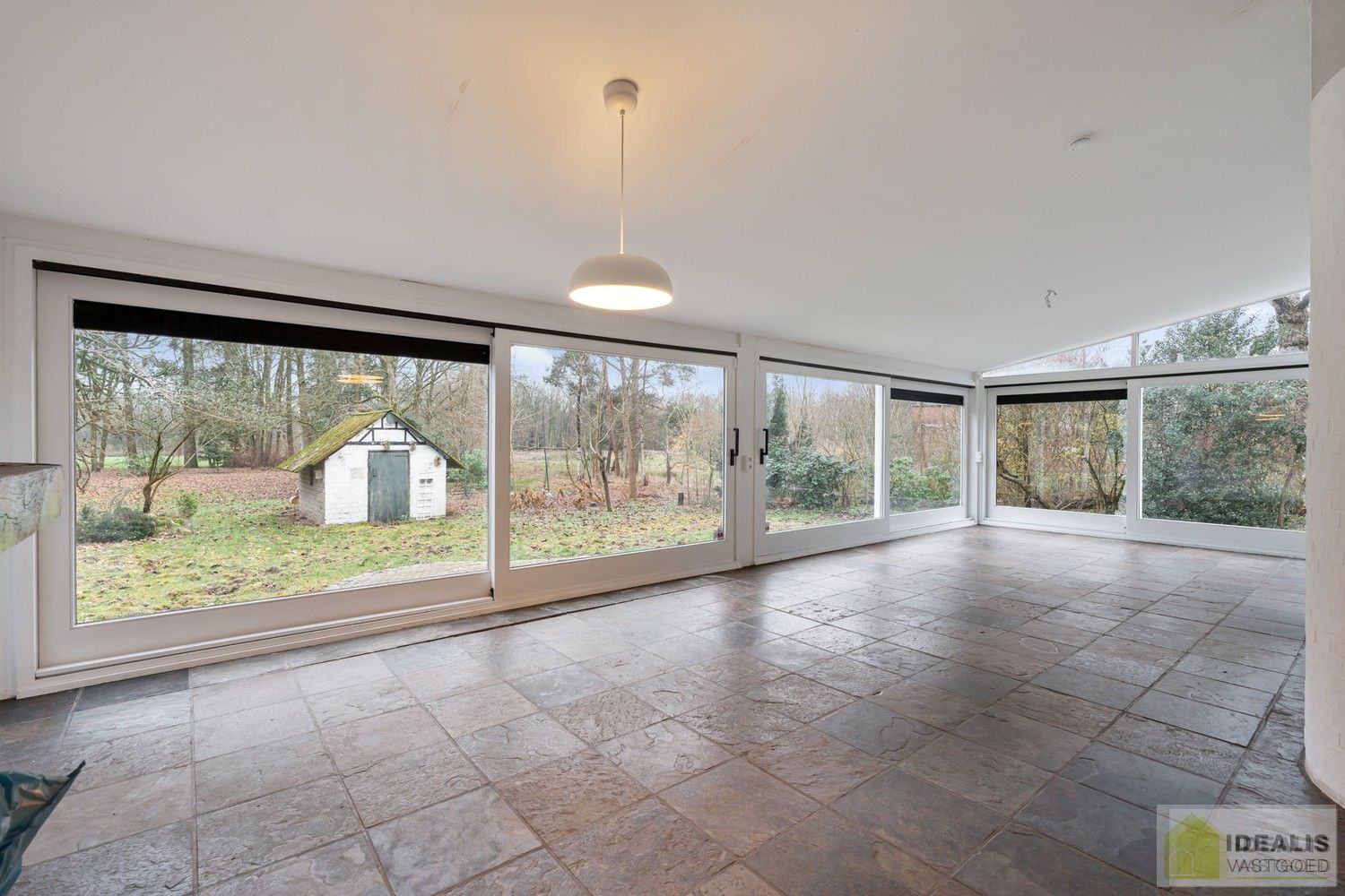 IDEALIS VASTGOED – Ruime te renoveren villa op riant perceel! De villa omvat 198m² netto bewoonbare oppervlakte met een ruime woonkamer en aansluitend uitgeruste keuken, badkamer, 2 grote en 1 kleine slaapkamer, kelder, veranda en 2 garages met sectionale poort van ca. 100m². De villa is gelegen op een prachtig perceel met een oppervlakte van ca. 1,1 hectare (11.000m²)! omgeven door bosgebied! Zeer geschikt voor kandidaten op zoek naar een unieke locatie zeer centraal gelegen, doch volledig omgeven door groen. foto 15