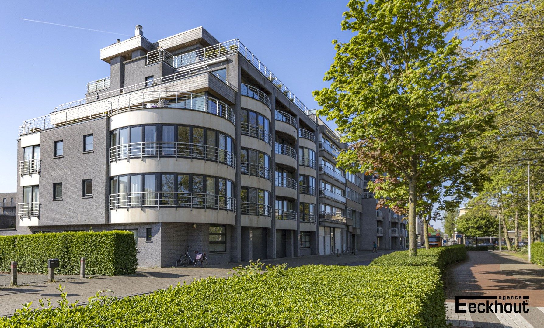 Modern tweeslaapkamerappartement met mooi open zicht op de tennis te Oostende! foto {{pictureIndex}}