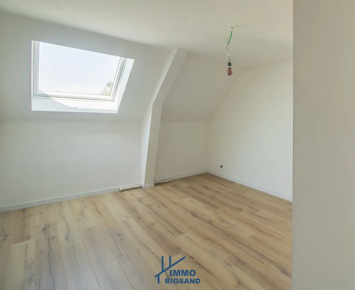 Volledig vernieuwde woning met gloednieuwe aanbouw met 3 slaapkamers, diepe oprit en tuin foto 13