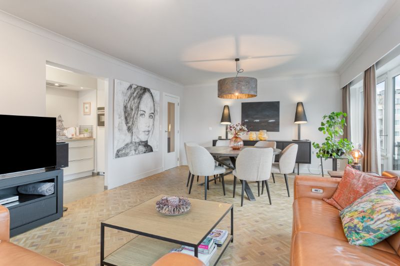 Stijlvol hoekappartement met zeezicht, licht en topligging in hartje Oostende foto {{pictureIndex}}