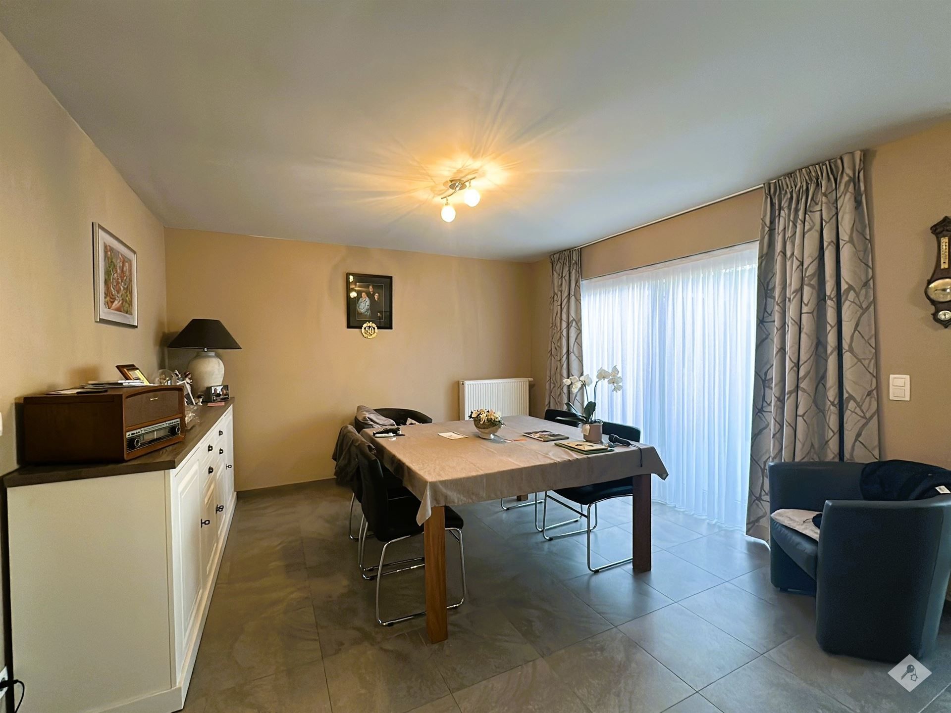 Ruim appartement met tuin, garage en buitenberging foto 3