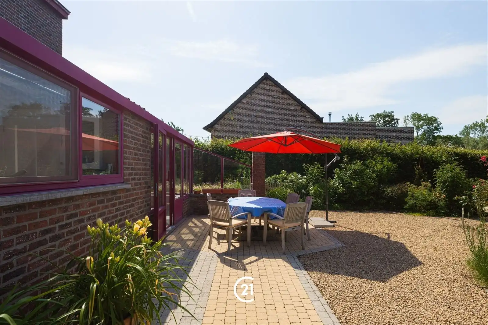 Ruime gezinswoning met zuidgerichte tuin en dubbele garages op 8are05 foto 18