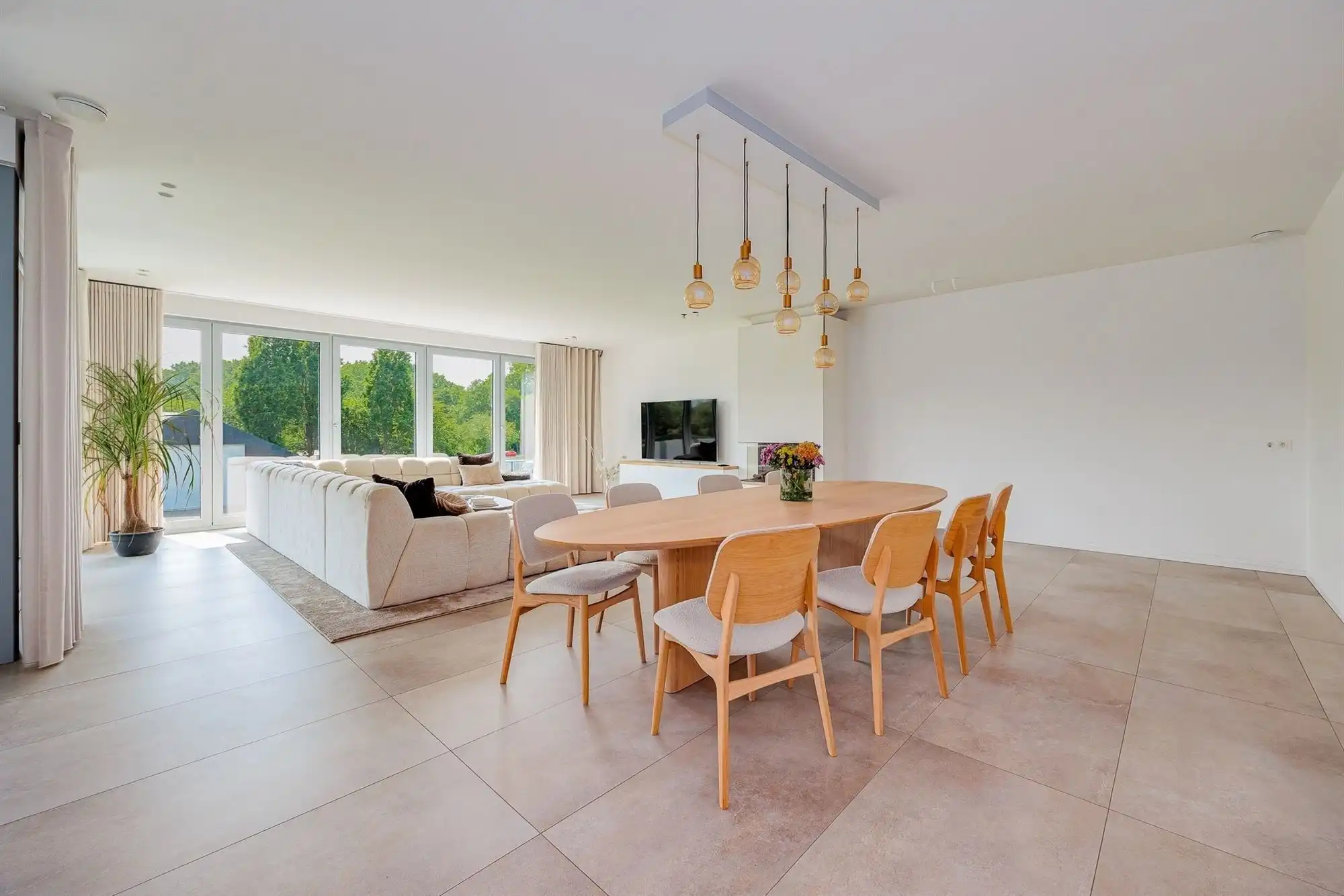 Prachtig afgewerkt gebouw - showroom + villa foto 13