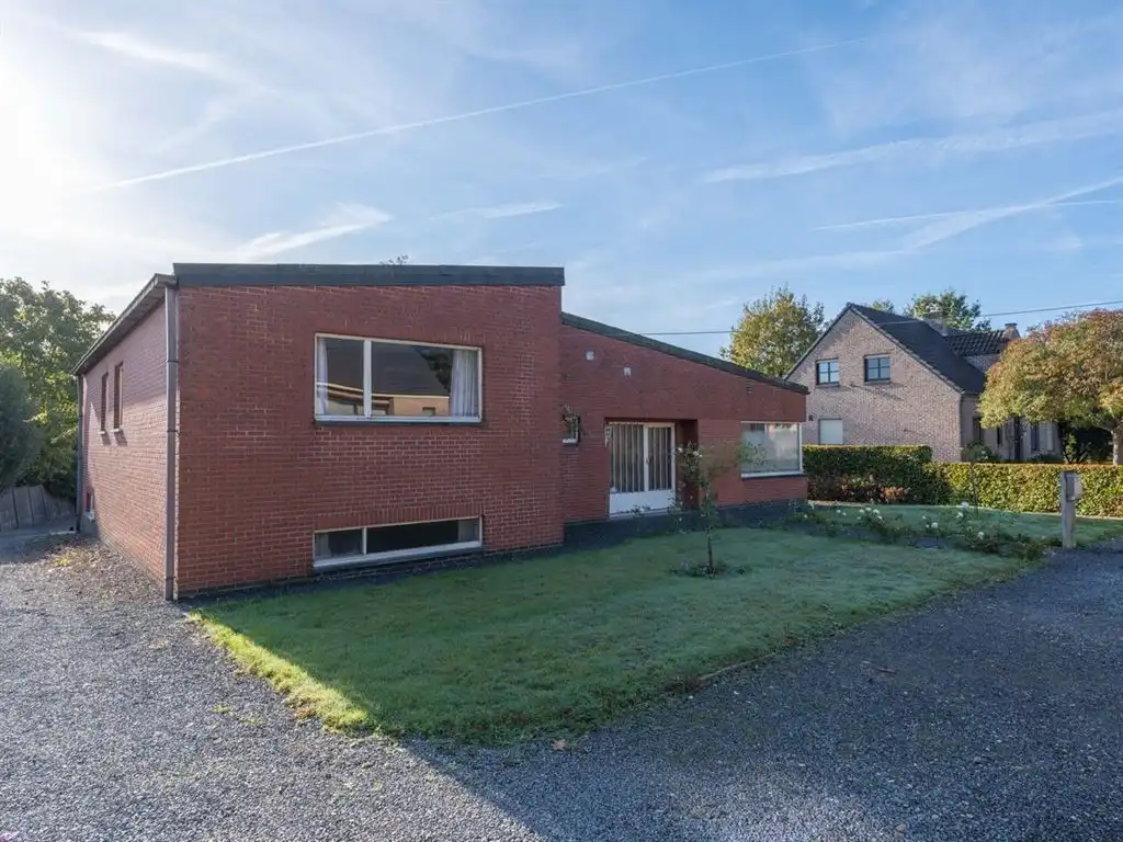 Te renoveren vrijstaande woning met 4 slaapkamers foto 3